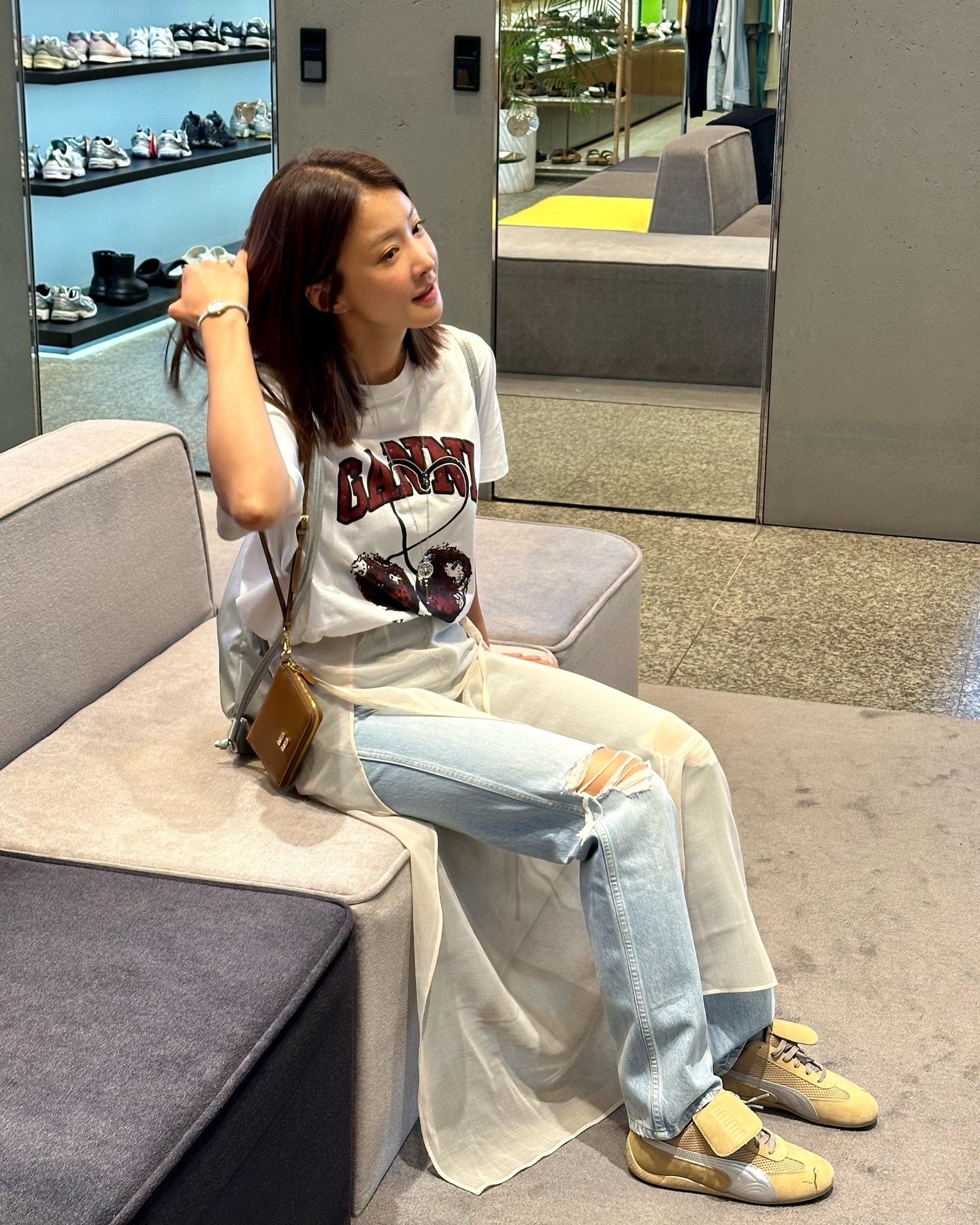 요즘 무슨 운동화가 제일 핫해?❤️‍🔥
품절대란을 일으키며 인기 있는 브랜드 운동화 4👟@갖고싶어

1. 제니, 미미 - 아디다스 복서 호그

2. 안소희, 지젤 - 로에베 x 온 러닝 클라우드틸트 2.0 

3. 이시영, 차정원 - 푸마 x 오픈 Yy 스피드캣

4. 금새록, 김나영 - 나이키 x 보디 아스트로그래버 SP 이미지5