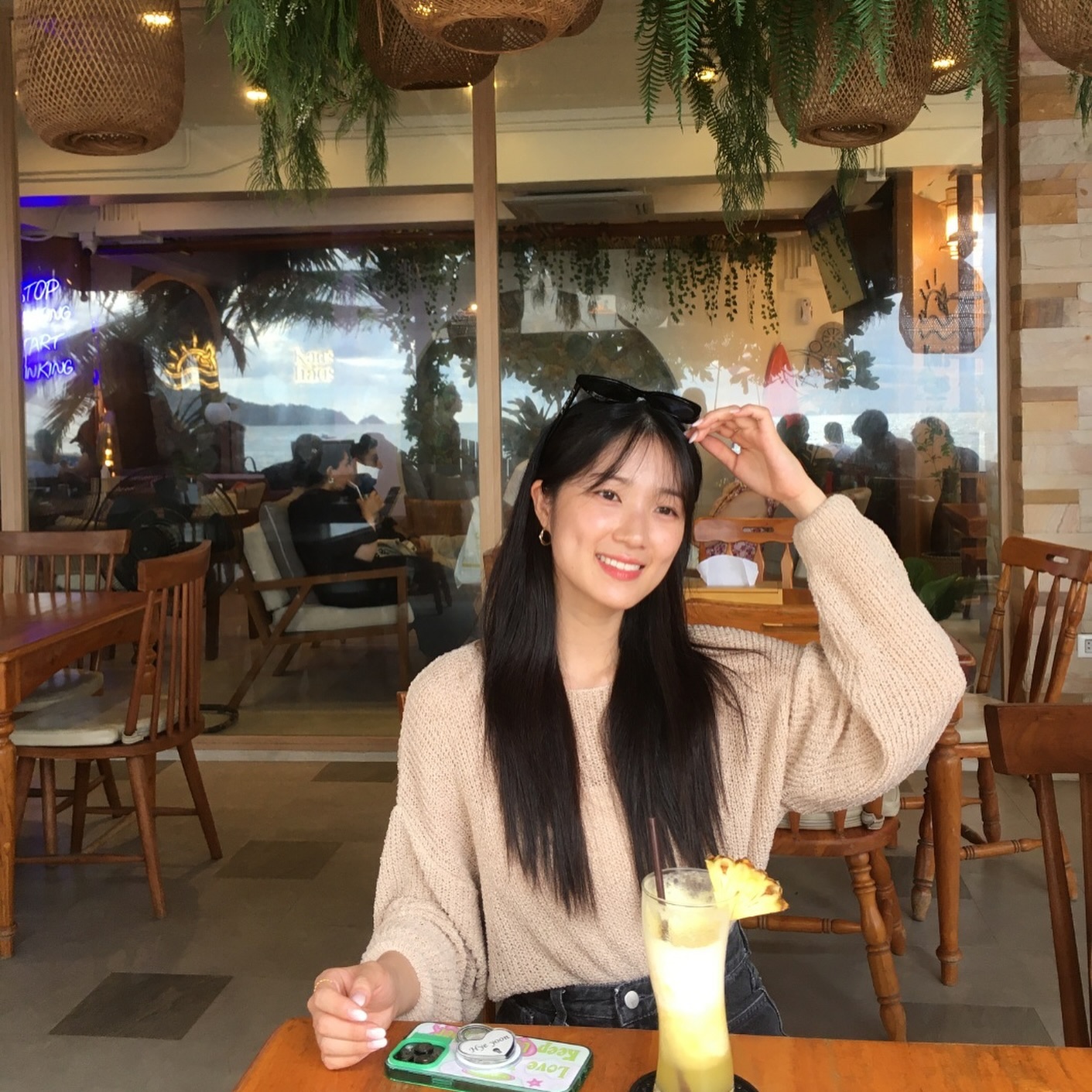 푸켓 만끽하고 온 마멜공주🩷

김혜윤이 태국 푸켓으로 포상 휴가 다녀온 근황을 전했습니다. 공개된 사진 속 김혜윤은 사랑스러운 보조개 미소로 보는 이들로 하여금 훈훈함을 자아내는데요. 지난 5월 종영한 ‘선재 업고 튀어’는 최종회 시청률 평균 7.2%을 기록하며 지난 16일 배우들과 제작진은 태국으로 포상휴가를 떠났습니다. 이미지
