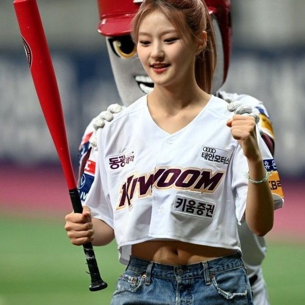 키움 승요로 나선 키오라⚾️

키스오브라이프가 오는 23일, 롯데전 키움 승리 기원 시구에 나섭니다. 나띠는 시구, 쥴리는 시타, 그리고 하늘은 경기 전 애국가를 부를 예정인데요. 이날 시구와 시타를 맡은 나띠와 쥴리는 “고척스카이돔에서 두 번째 시구를 하게 되어 영광이다. 키스오브라이프가 키움 히어로즈의 승리 요정이 될 수 있도록 열심히 응원하겠다”고 전했습니다. 이미지6