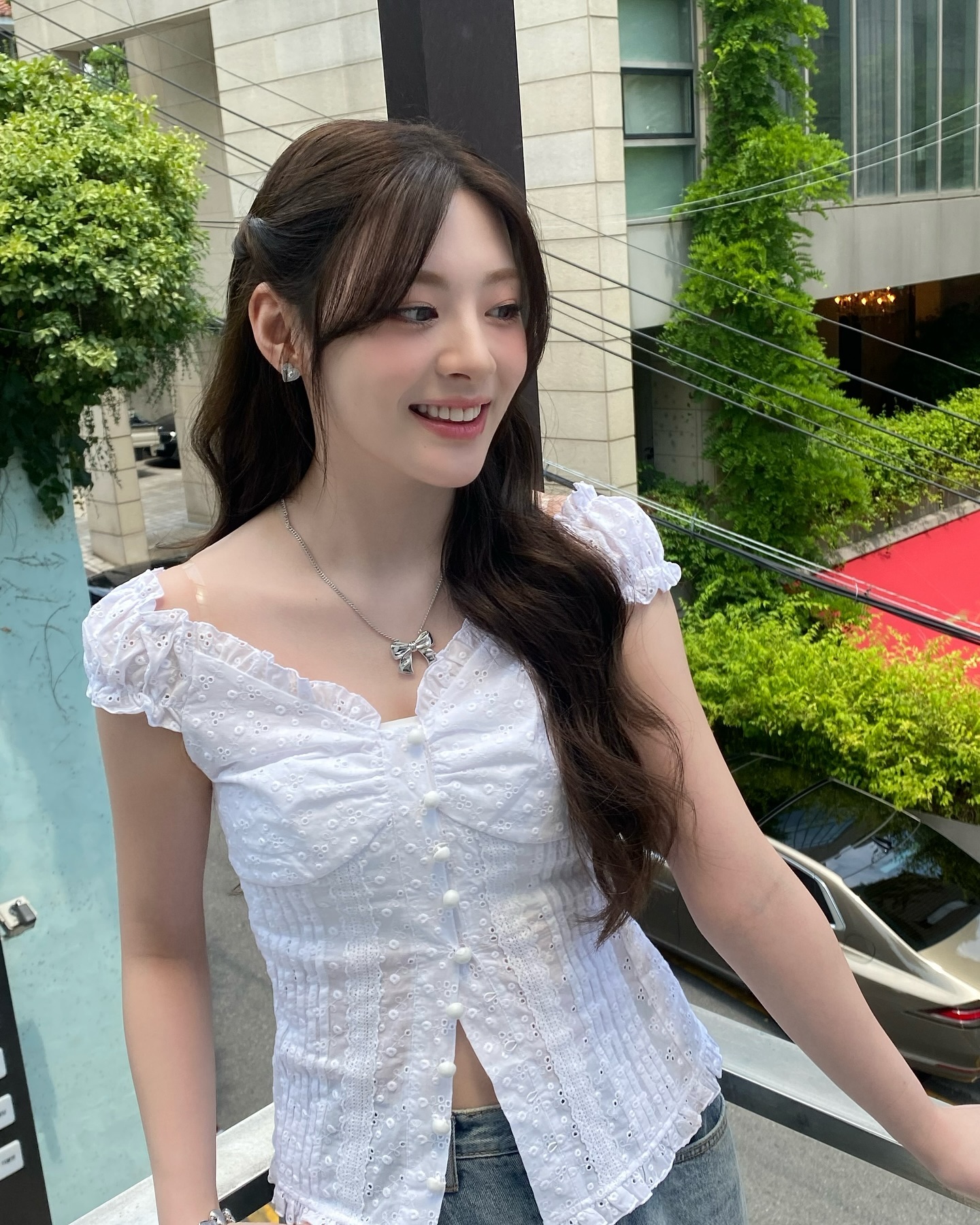 주말 데이트🤍흰 블라우스&데님 이미지5