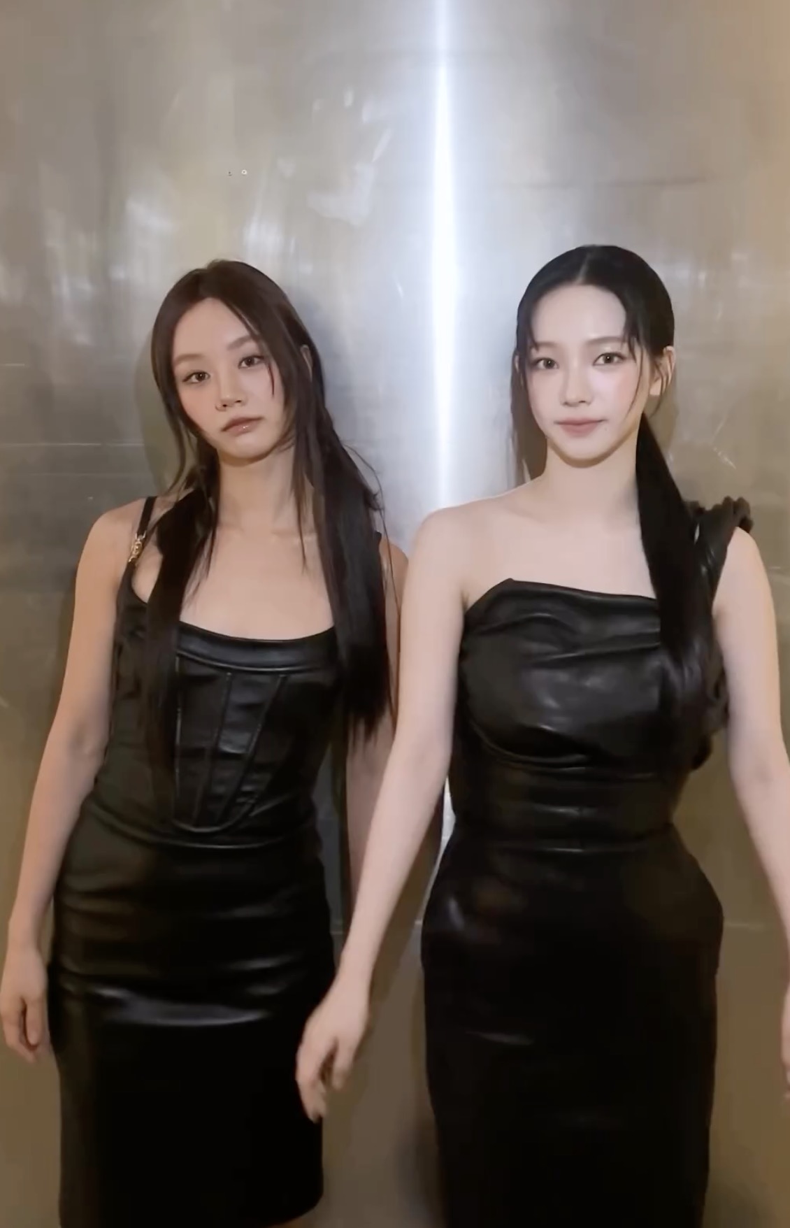 연예계 대표 소두 혜리&카리나✨
블랙원피스로 무심한 듯 시크하게🖤
 이미지