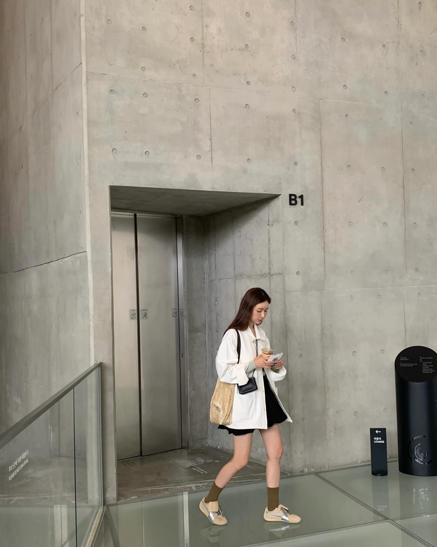 요즘 무슨 운동화가 제일 핫해?❤️‍🔥
품절대란을 일으키며 인기 있는 브랜드 운동화 4👟@갖고싶어

1. 제니, 미미 - 아디다스 복서 호그

2. 안소희, 지젤 - 로에베 x 온 러닝 클라우드틸트 2.0 

3. 이시영, 차정원 - 푸마 x 오픈 Yy 스피드캣

4. 금새록, 김나영 - 나이키 x 보디 아스트로그래버 SP 이미지6
