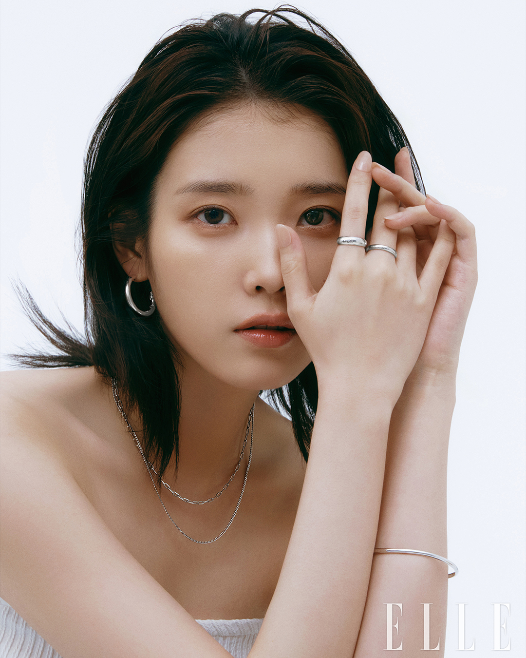 시크한 아이유🖤🤍 여름 주얼리룩 제이에스티나💍아이유의 카리스마 넘치는 매력 @멋져✨ #광고  제이에스티나와 뮤즈 아이유가 함께한 유니스(UNIS) 주얼리 화보가 공개되었습니다. 아이유가 선보이는 유니스(UNIS)는 어떠한 경계 없이 누구나 착용할 수 있는 젠더리스 주얼리로 실버 소재의 모던한 디자인이 특징인데요. 화보 속 아이유는 깔끔한 블랙 앤 화이트 착장에 유니스 주얼리를 더해 시크한 매력을 한층 더 배가시키는 스타일링을 완성했습니다.    쿨한 썸머 룩을 완성해 줄 아이템을 찾고 있다면 제이에스티나 유니스 주얼리를 눈여겨보세요. 이미지