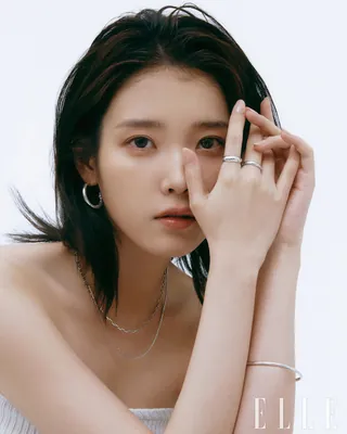 시크한 아이유🖤🤍 여름 주얼리룩
제이에스티나💍아이유의 카리스마 넘치는 매력 @멋져✨ #광고
제이에스티나와 뮤즈 아이유가 함께한 유니스(UNIS) 주얼리 화보가 공개되었습니다. 아이유가 선보이는 유니스(UNIS)는 어떠한 경계 없이 누구나 착용할 수 있는 젠더리스 주얼리로 실버 소재의 모던한 디자인이 특징인데요. 화보 속 아이유는 깔끔한 블랙 앤 화이트 착장에 유니스 주얼리를 더해 시크한 매력을 한층 더 배가시키는 스타일링을 완성했습니다.
쿨한 썸머 룩을 완성해 줄 아이템을 찾고 있다면 제이에스티나 유니스 주얼리를 눈여겨보세요. 이미지