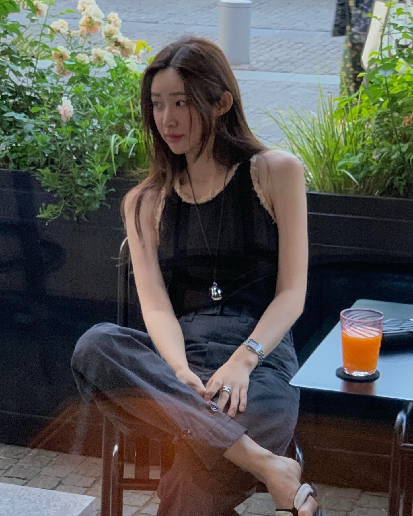 올여름 민소매는 이렇게 입어봐💚 이미지