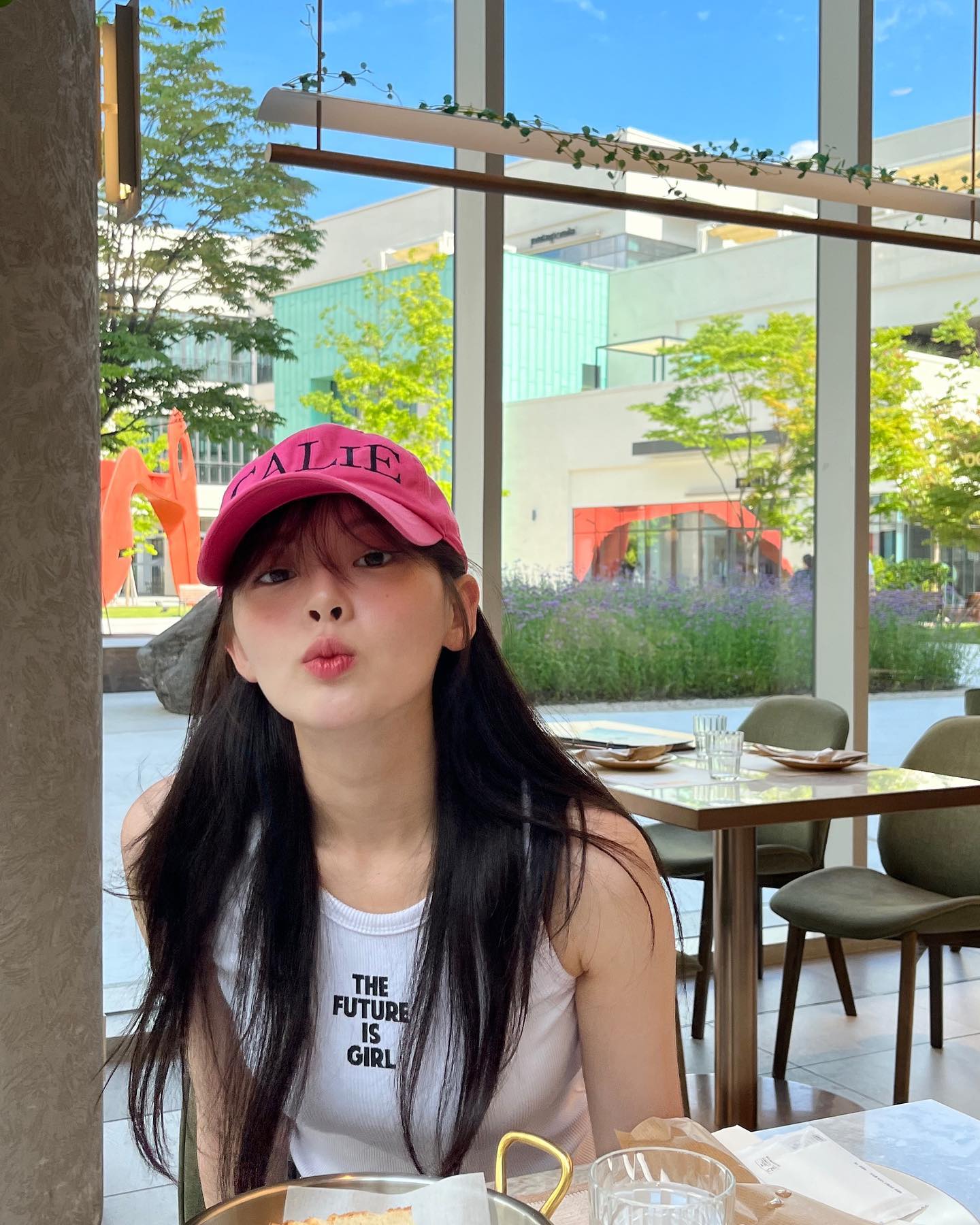 러블리힙 볼캡룩🧢💕배우 한수아 이미지