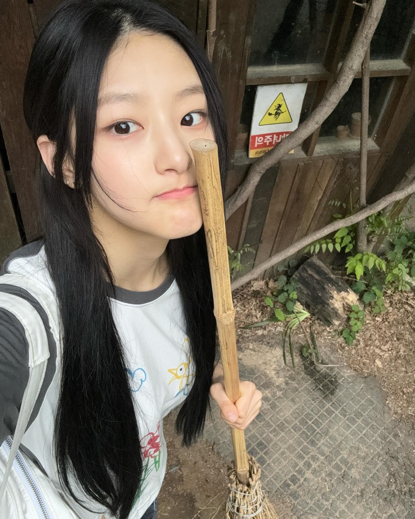키움 승요로 나선 키오라⚾️

키스오브라이프가 오는 23일, 롯데전 키움 승리 기원 시구에 나섭니다. 나띠는 시구, 쥴리는 시타, 그리고 하늘은 경기 전 애국가를 부를 예정인데요. 이날 시구와 시타를 맡은 나띠와 쥴리는 “고척스카이돔에서 두 번째 시구를 하게 되어 영광이다. 키스오브라이프가 키움 히어로즈의 승리 요정이 될 수 있도록 열심히 응원하겠다”고 전했습니다. 이미지4