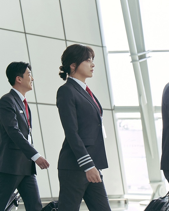 여장한 조정석👩🏻‍✈️왜 예쁘냐고요

조정석이 역대급 인생 캐릭터를 예고했습니다. 공개된 영화 ‘파일럿’ 스틸컷 속 조정석은 가발과 화장으로 ‘한정미’로 완벽 변신했는데요. 스타 파일럿에서 하루아침 실직자가 된 ‘한정우’(조정석)가 변신 이후 재취업에 성공하며 벌어지는 코미디 영화로, 조정석은 해당 영화를 통해 독보적인 코믹 연기를 가감 없이 보여줄 예정입니다. 이미지5