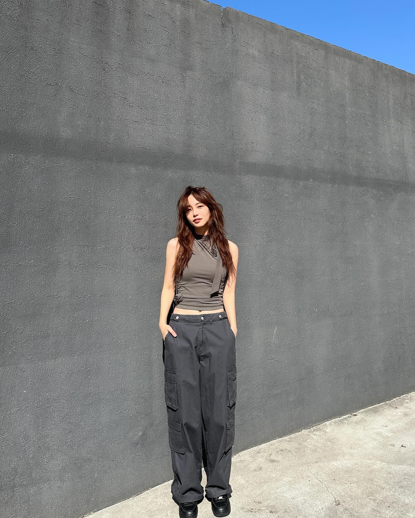 민소매&카고로 늘씬 허리핏🤍❤️‍🔥 이미지