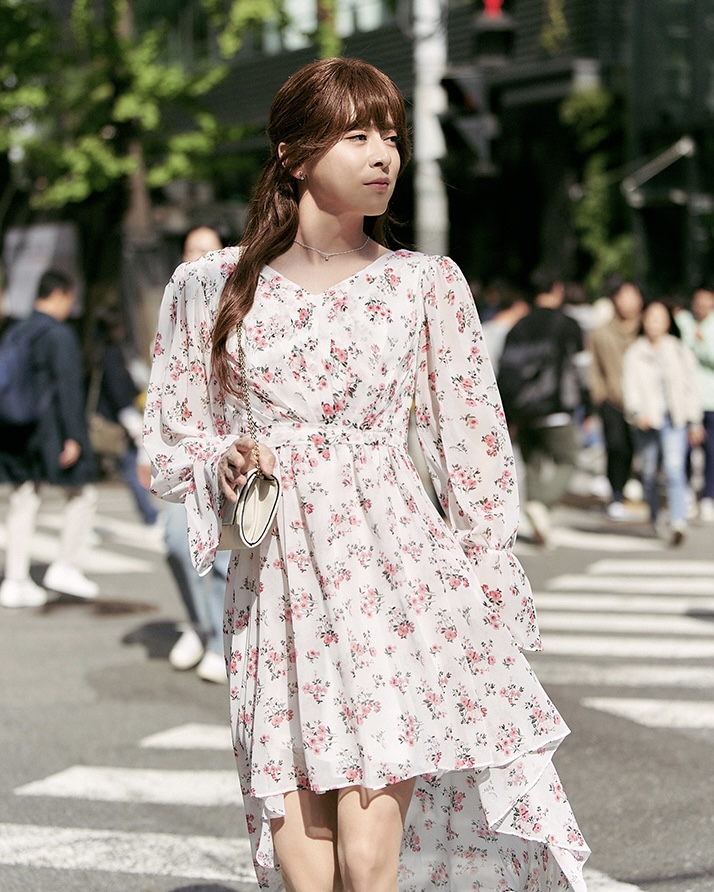 여장한 조정석👩🏻‍✈️왜 예쁘냐고요

조정석이 역대급 인생 캐릭터를 예고했습니다. 공개된 영화 ‘파일럿’ 스틸컷 속 조정석은 가발과 화장으로 ‘한정미’로 완벽 변신했는데요. 스타 파일럿에서 하루아침 실직자가 된 ‘한정우’(조정석)가 변신 이후 재취업에 성공하며 벌어지는 코미디 영화로, 조정석은 해당 영화를 통해 독보적인 코믹 연기를 가감 없이 보여줄 예정입니다. 이미지2