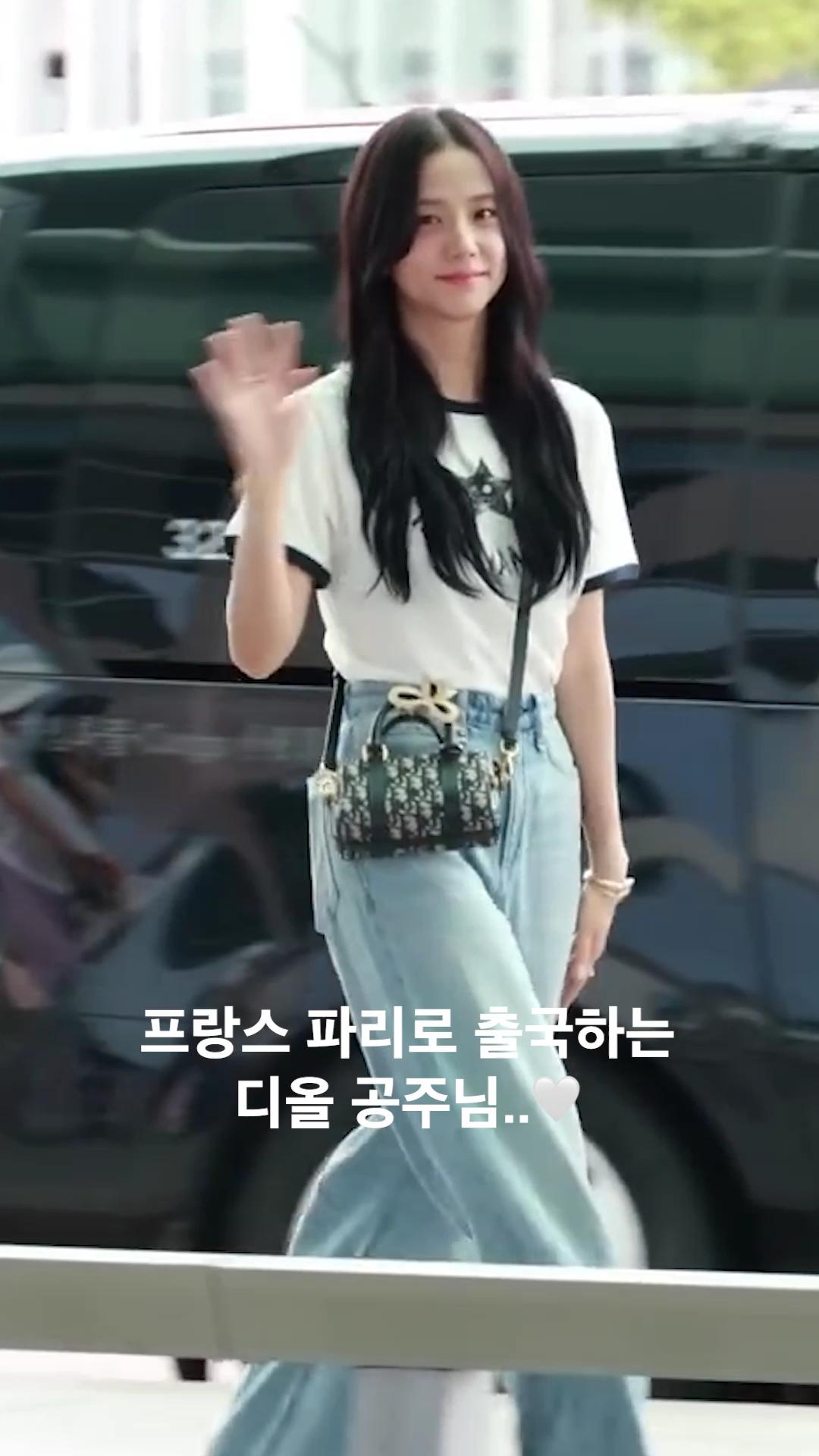 블랙핑크 지수의 출국 패션🩵🤍
디올 글로벌 앰버서더 다운 그녀의 착장 정보✔️ 이미지