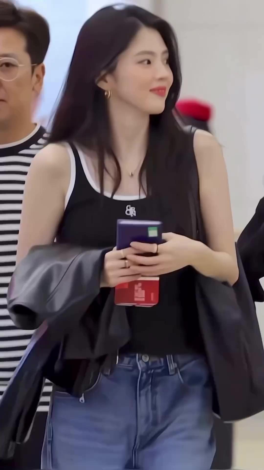 우리가 꿈꾸는 민소매 무드🖤🤍… 누가봐도 상쾌한 소희언니의 저런 무드로 출근길 꿈꿔본다😪 이미지