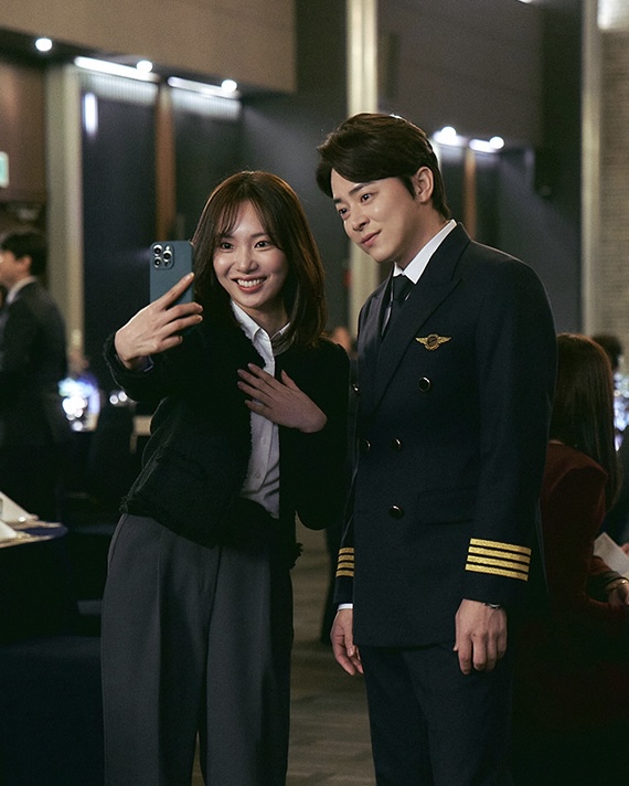 여장한 조정석👩🏻‍✈️왜 예쁘냐고요

조정석이 역대급 인생 캐릭터를 예고했습니다. 공개된 영화 ‘파일럿’ 스틸컷 속 조정석은 가발과 화장으로 ‘한정미’로 완벽 변신했는데요. 스타 파일럿에서 하루아침 실직자가 된 ‘한정우’(조정석)가 변신 이후 재취업에 성공하며 벌어지는 코미디 영화로, 조정석은 해당 영화를 통해 독보적인 코믹 연기를 가감 없이 보여줄 예정입니다. 이미지7