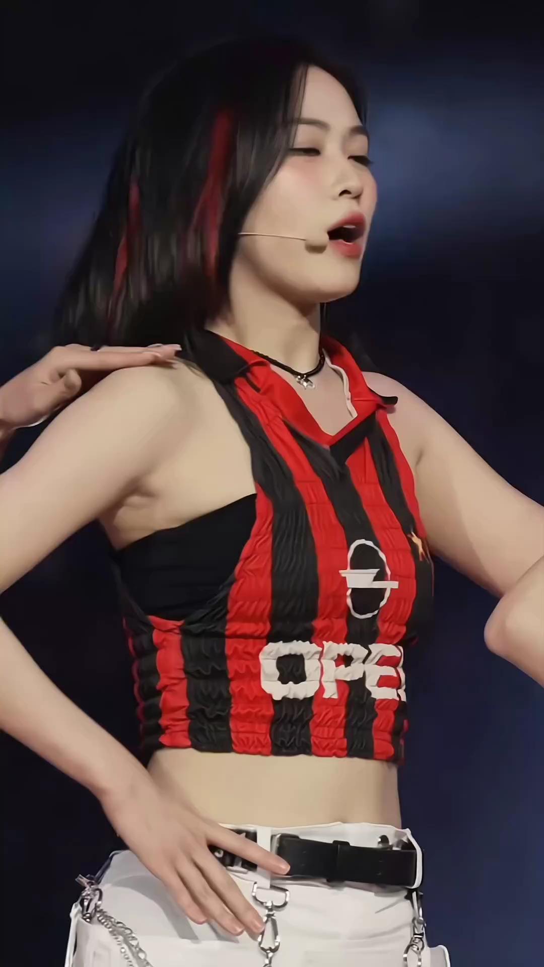 류진도 입은 핫한 블록코어템⚽️
코너 아이브스❤️🖤빈티지 의류를 커스텀한 셔링 풋볼 져지🏟️ 이미지