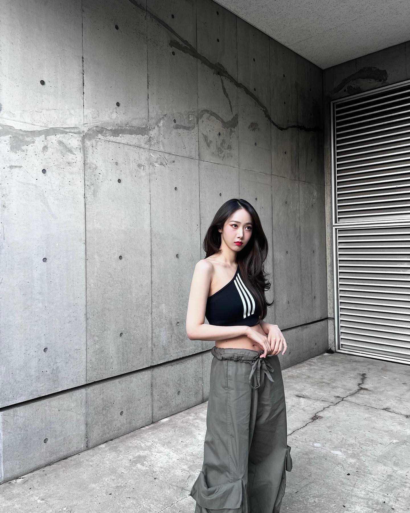 민소매&카고로 늘씬 허리핏🤍❤️‍🔥 이미지8