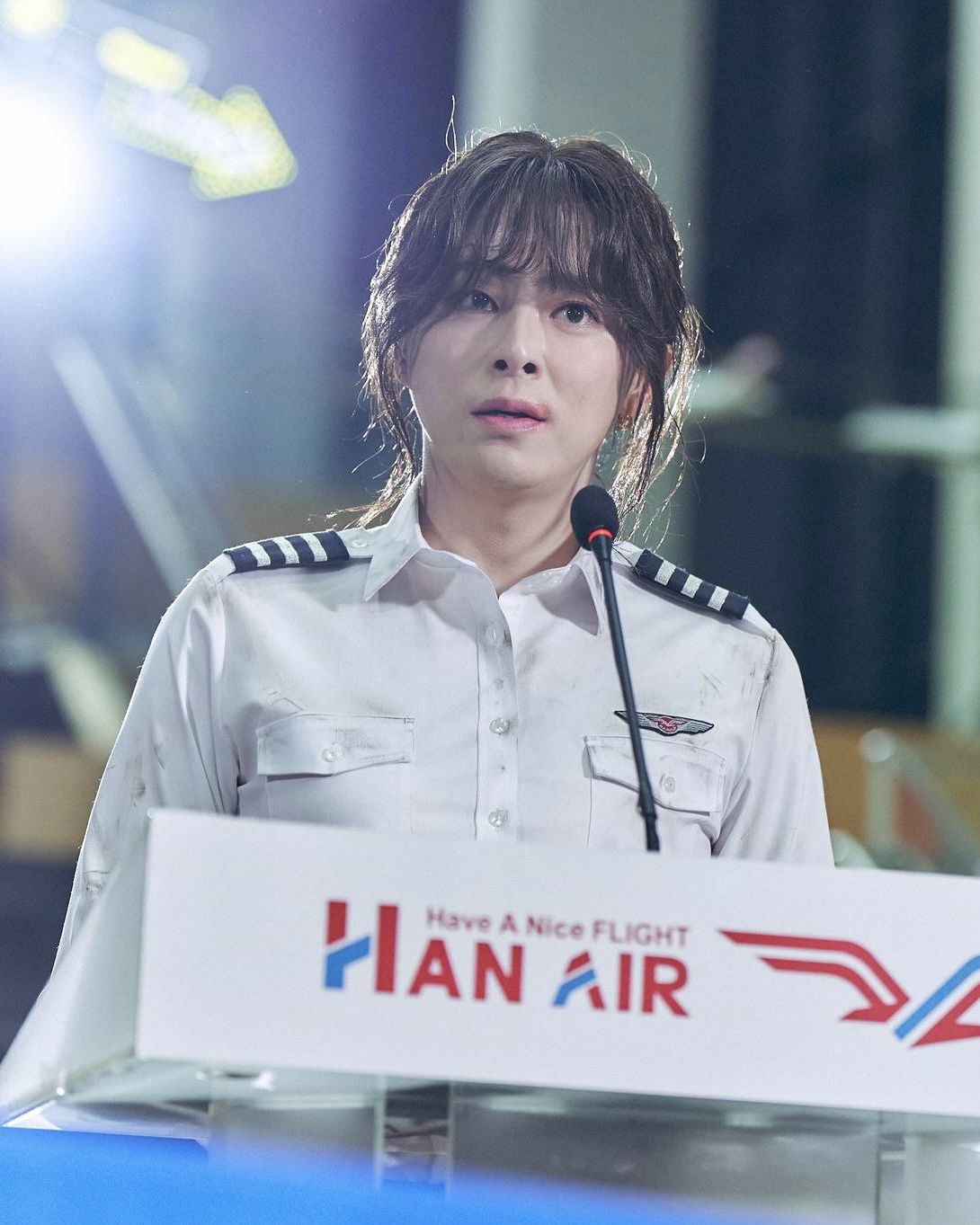 여장한 조정석👩🏻‍✈️왜 예쁘냐고요

조정석이 역대급 인생 캐릭터를 예고했습니다. 공개된 영화 ‘파일럿’ 스틸컷 속 조정석은 가발과 화장으로 ‘한정미’로 완벽 변신했는데요. 스타 파일럿에서 하루아침 실직자가 된 ‘한정우’(조정석)가 변신 이후 재취업에 성공하며 벌어지는 코미디 영화로, 조정석은 해당 영화를 통해 독보적인 코믹 연기를 가감 없이 보여줄 예정입니다. 이미지3