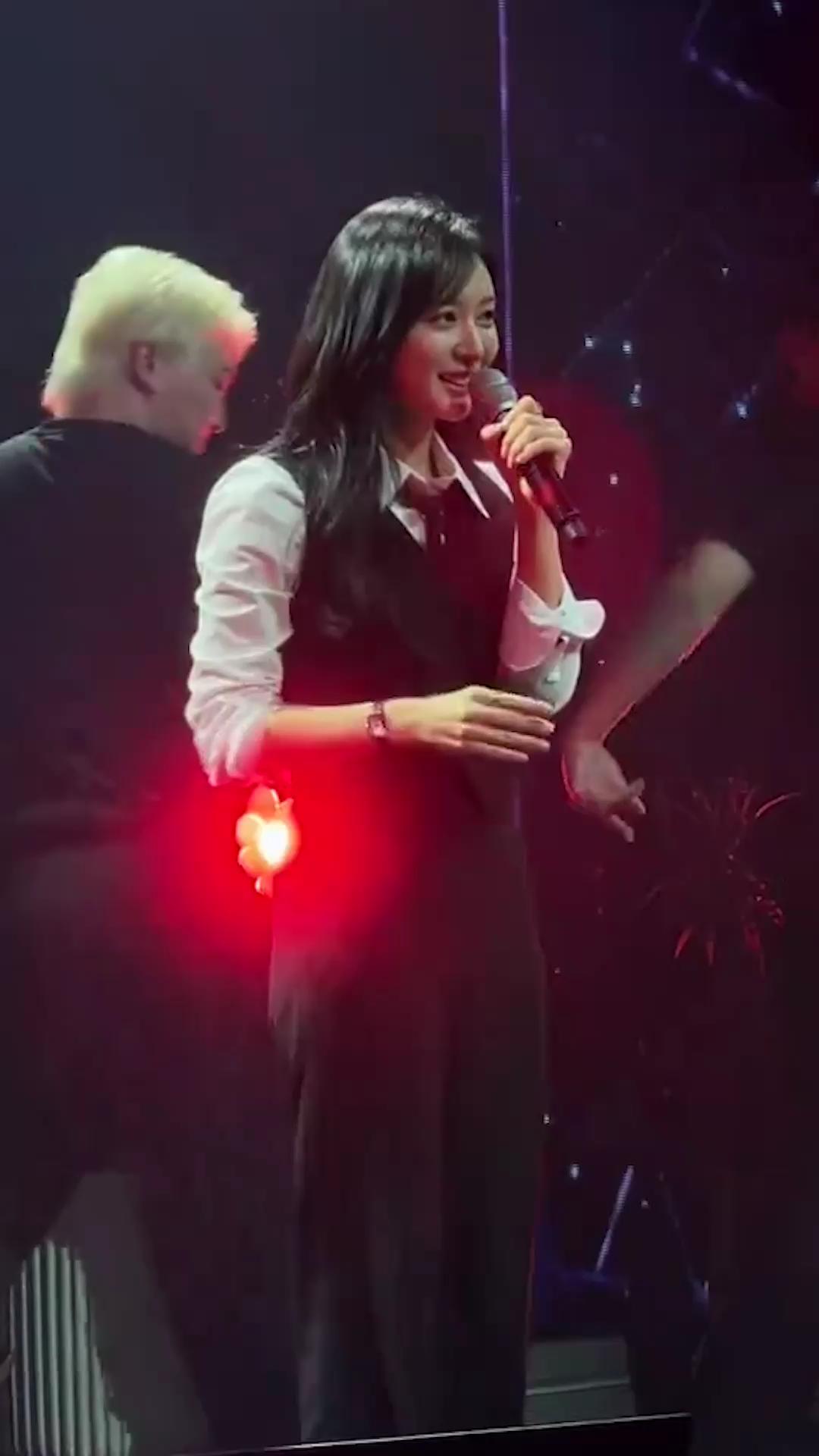김지원 팬미팅🖤🎤 청아한 목소리와 아름다운 외모😍 감상하고 가세요~  이미지