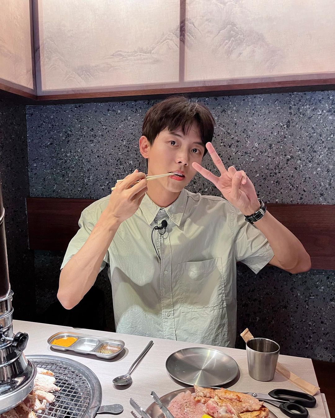 심플한 무지반팔셔츠로 고👔 이미지10
