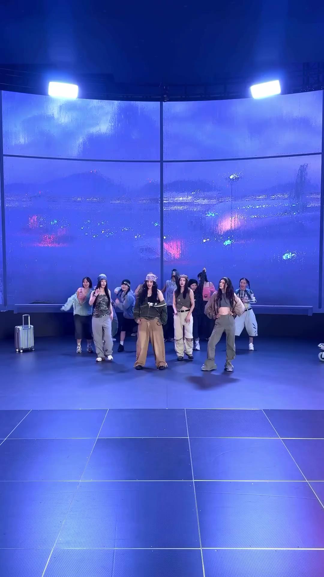 뉴진스 슈퍼내추럴 안개 없는😶‍🌫️ver. 선명하니깐 더 예쁘고 더 뉴잭스윙 멋지자나🐰💜 이미지