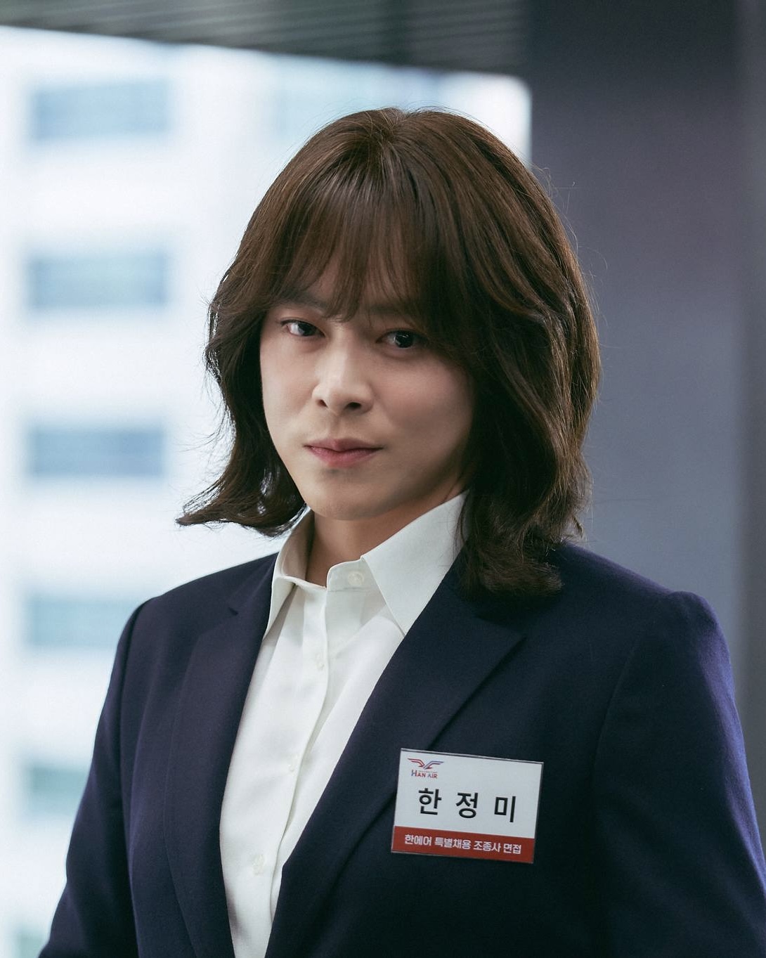여장한 조정석👩🏻‍✈️왜 예쁘냐고요

조정석이 역대급 인생 캐릭터를 예고했습니다. 공개된 영화 ‘파일럿’ 스틸컷 속 조정석은 가발과 화장으로 ‘한정미’로 완벽 변신했는데요. 스타 파일럿에서 하루아침 실직자가 된 ‘한정우’(조정석)가 변신 이후 재취업에 성공하며 벌어지는 코미디 영화로, 조정석은 해당 영화를 통해 독보적인 코믹 연기를 가감 없이 보여줄 예정입니다. 이미지1