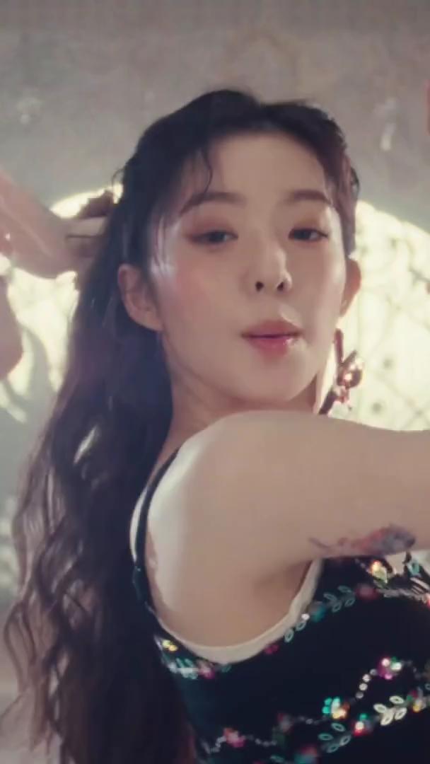 여름 맛 레드벨벳이 돌아왔다🍀🩷

레드벨벳 새 앨범 타이틀곡 'Cosmic'이 방금 전 공개됐습니다. 경쾌한 팝 댄스곡에 동화 같은 스토리가 담긴 가사와 영화 ‘미드소마’를 오마주한 이국적인 뮤직비디오까지. 새로운 컨셉으로 기대를 모았던 ‘Cosmic’ 지금 바로 뮤직비디오와 함께 감상해 보세요! 이미지