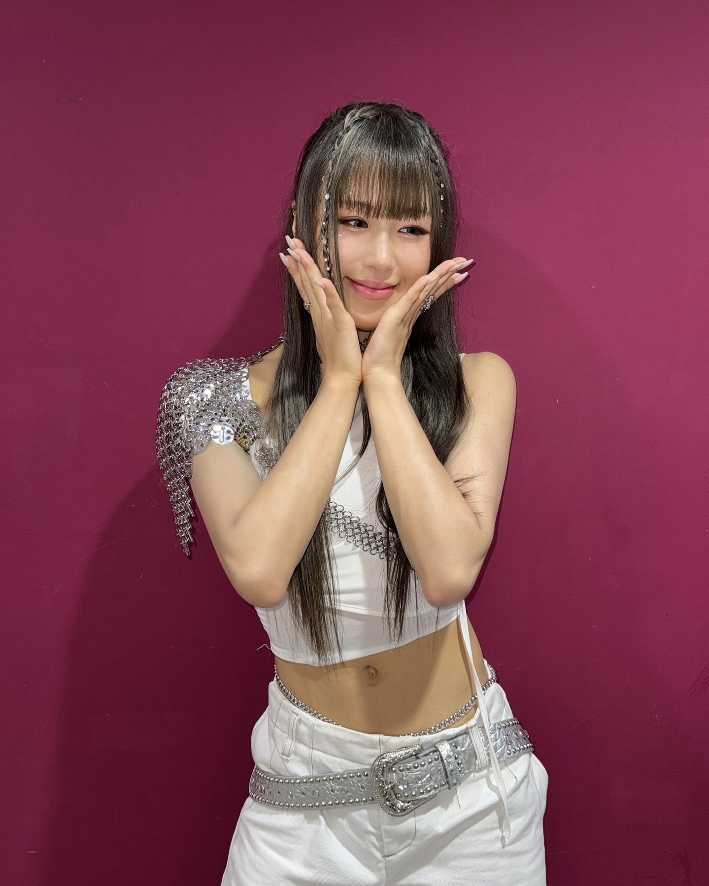 이젠 Y3K가 트렌드라고?⛓️

최근 Y2K 패션이 유행하는 가운데 걸그룹 패션에서 새로운 트렌드가 떠오르고 있는데요. 바로 Y3K 패션입니다. Y2K가 2000년대 초를 뜻한다면, Y3K는 3000년대 미래 의상을 의미하는데요. 에스파, 배드빌런, 베이비몬스터, 리사의 컨셉 포토를 보면 바로 알 수 있습니다. 메탈릭한 소재, 실버, 네온 컬러, 우주 테마 패턴 등 미래가 떠오르는 디자인과 소재들을 활용하는게 특징이죠. 슬라이드를 넘겨 셀럽들의 Y3K 패션을 확인해 보세요! 이미지6