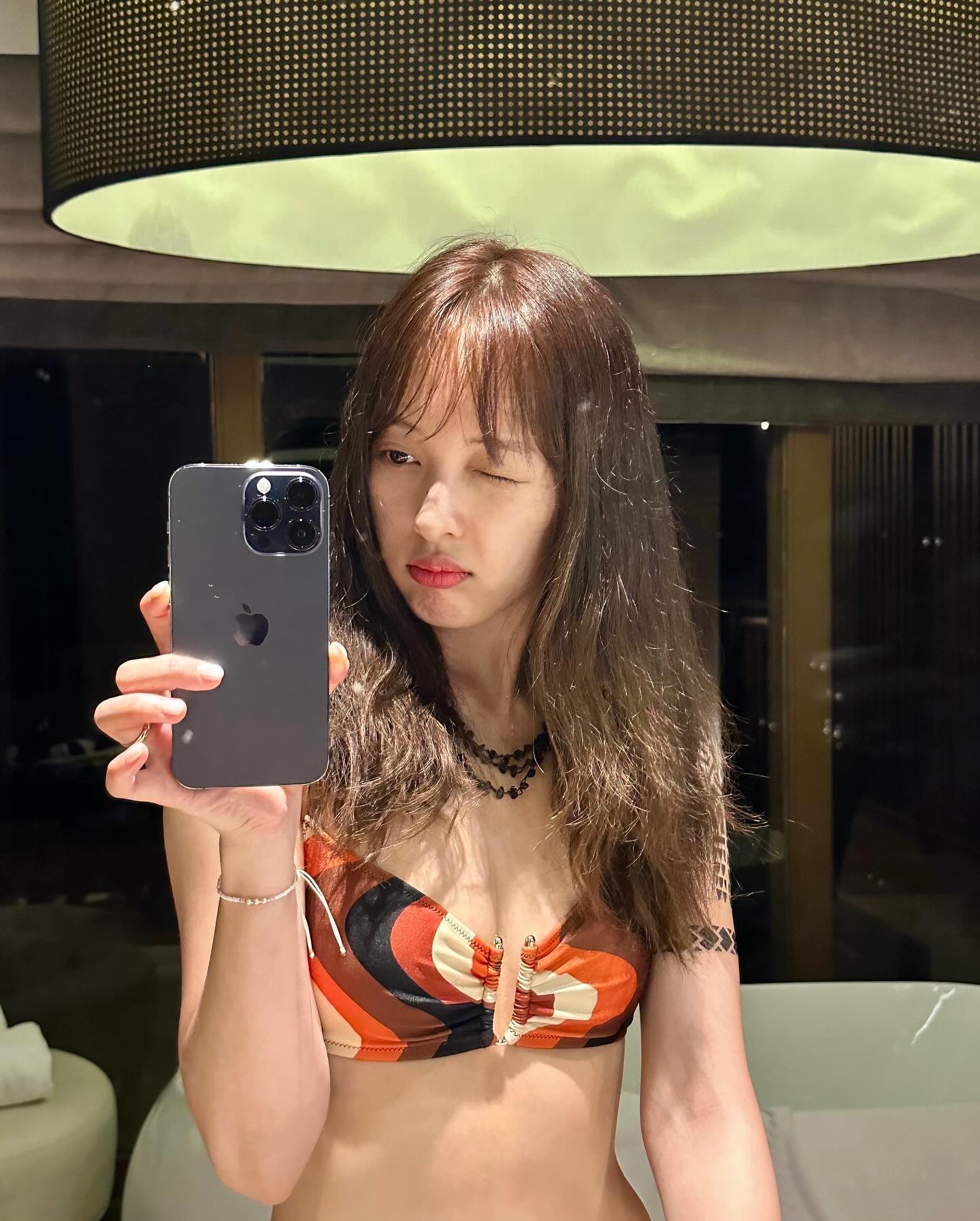 힙한 신혼여행 코디🏖️🇹🇭김보라
휴양지 국룰인 화이트 스타일링에 포인트 컬러 한 스푼🥣 🤍 이미지