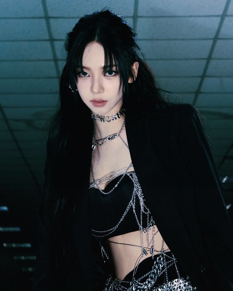 이젠 Y3K가 트렌드라고?⛓️

최근 Y2K 패션이 유행하는 가운데 걸그룹 패션에서 새로운 트렌드가 떠오르고 있는데요. 바로 Y3K 패션입니다. Y2K가 2000년대 초를 뜻한다면, Y3K는 3000년대 미래 의상을 의미하는데요. 에스파, 배드빌런, 베이비몬스터, 리사의 컨셉 포토를 보면 바로 알 수 있습니다. 메탈릭한 소재, 실버, 네온 컬러, 우주 테마 패턴 등 미래가 떠오르는 디자인과 소재들을 활용하는게 특징이죠. 슬라이드를 넘겨 셀럽들의 Y3K 패션을 확인해 보세요! 이미지2