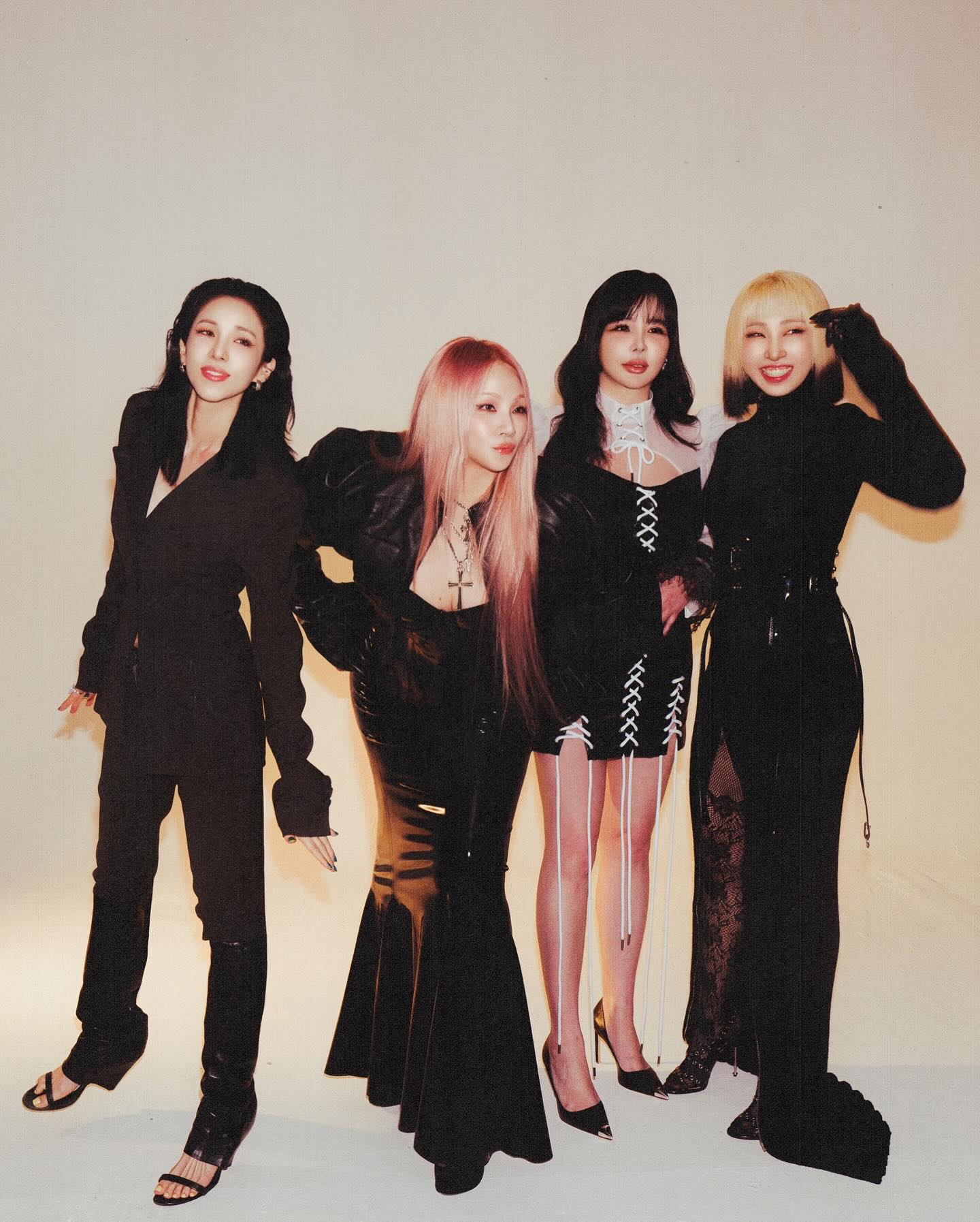 2NE1 드디어 완전체 재결합?🥹

2NE1과 YG앤터테인먼트 양현석 총괄 프로듀서의 만남이 예고돼 관심이 쏠리고 있습니다. 2NE1 멤버들은 수일 내 양현석을 만나 재결합 및 15주년 기념 프로젝트에 관한 이야기를 나눌 전망인데요. 이와 관련해 YG 측은 “공식적인 만남은 아니라서 현재로서는 확인해 드릴 수 없다”고 답변했습니다. 이미지