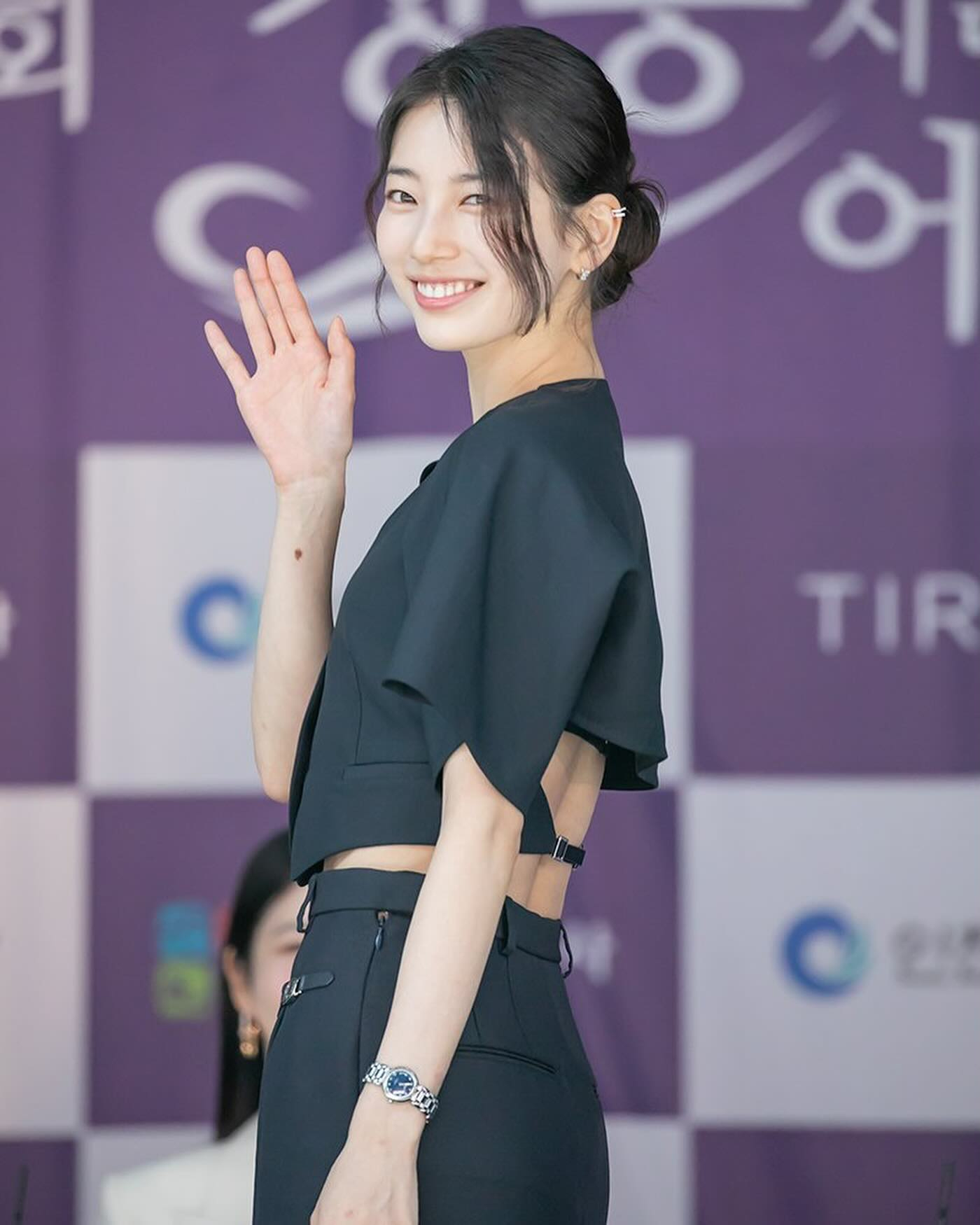 미모 열일 중인 수지 너무 청순해🖤

수지가 오늘(25일) 인천 상상플랫폼에서 열린 제3회 ‘청룡시리즈어워즈’ 핸드프린팅 행사에 참석했습니다. ‘청룡시리즈어워즈’는 대한민국 최초로 시도되는 새로운 시리즈 콘텐츠 대상 시상식인데요. 지난해 대상 수상자인 송혜교, 드라마 부문 수상자 하정우, 수지, 임지연, 박지훈, 신예은과 예능 부문 수상자 유재석, 주현영, 덱스, 김아영이 참석해 자리를 빛냈습니다. 이미지
