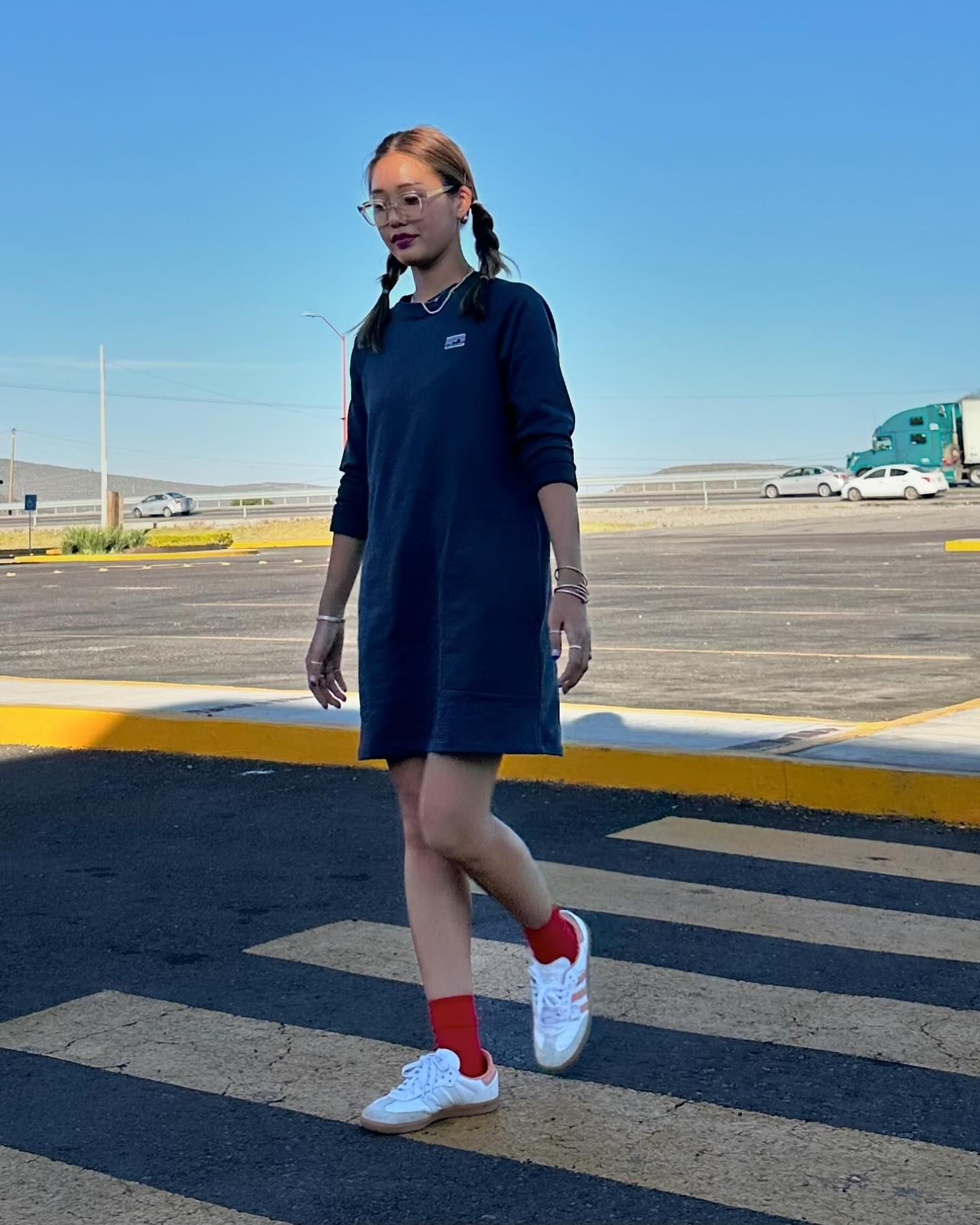 오마이걸 미미의 트렌디한 발끝👟
운동화 트렌드가 궁금하다면 미미 피드 속 신발을 주목하세요🙌🏻

1 . 아디다스 복서 호그 4 옐로우 블랙/화이트

2. 킨 유니크 샌들 블랙

3. 오니츠카타이거 멕시코 66 GDX NM 블랙

4. 아디다스 삼바 화이트 원더 클레이

5. 뉴발란스 990v6 블랙 화이트

6. 아디다스 스피덱스 18 화이트

7. 아디다스 삼바 OG 화이트 베러 스칼렛 이미지4