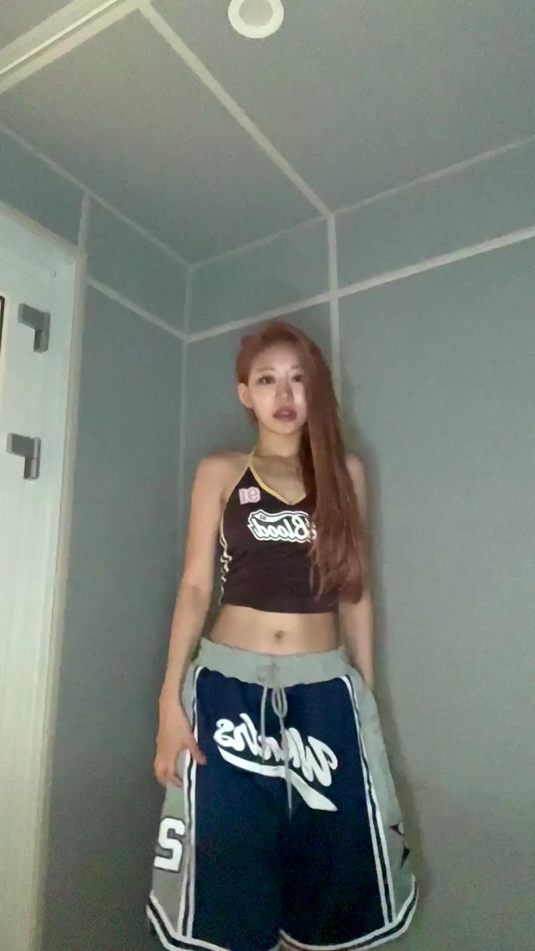 핫걸 쥴리가 말아주는 블록코어🏀
블록코어에 롱쇼츠 트렌드까지 더한 농구 반바지 스타일링💯🩶 이미지