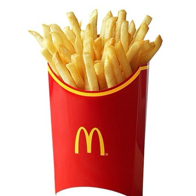 맥도날드 감자튀김 판매 재개🍟
맥도날드가 내일(26일)부터 감자튀김 판매를 순차적으로 재개한다. 지난 20일 공급망 문제로 감자튀김 판매를 중단한 지 엿새 만이다.
한국 맥도날드는 25일 감자튀기 판매 재개 계획을 이같이 공지했다. 감자튀김 판매 재개에 따라 세트 메뉴 판매도 함께 재개된다. 또 고객들에게 감자튀김을 100% 정상 판매할 때까지 세트 메뉴 주문 시 사이드 메뉴를 추가 금액 없이 변경할 수 있도록 할 계획이다. 세트 메뉴를 주문하면 감자튀김 대신 변경할 수 있는 사이드 메뉴는 맥너겟, 골든 모차렐라 치즈스틱, 코울슬로(양배추 샐러드), 맥윙 등 4종이다. 이미지3