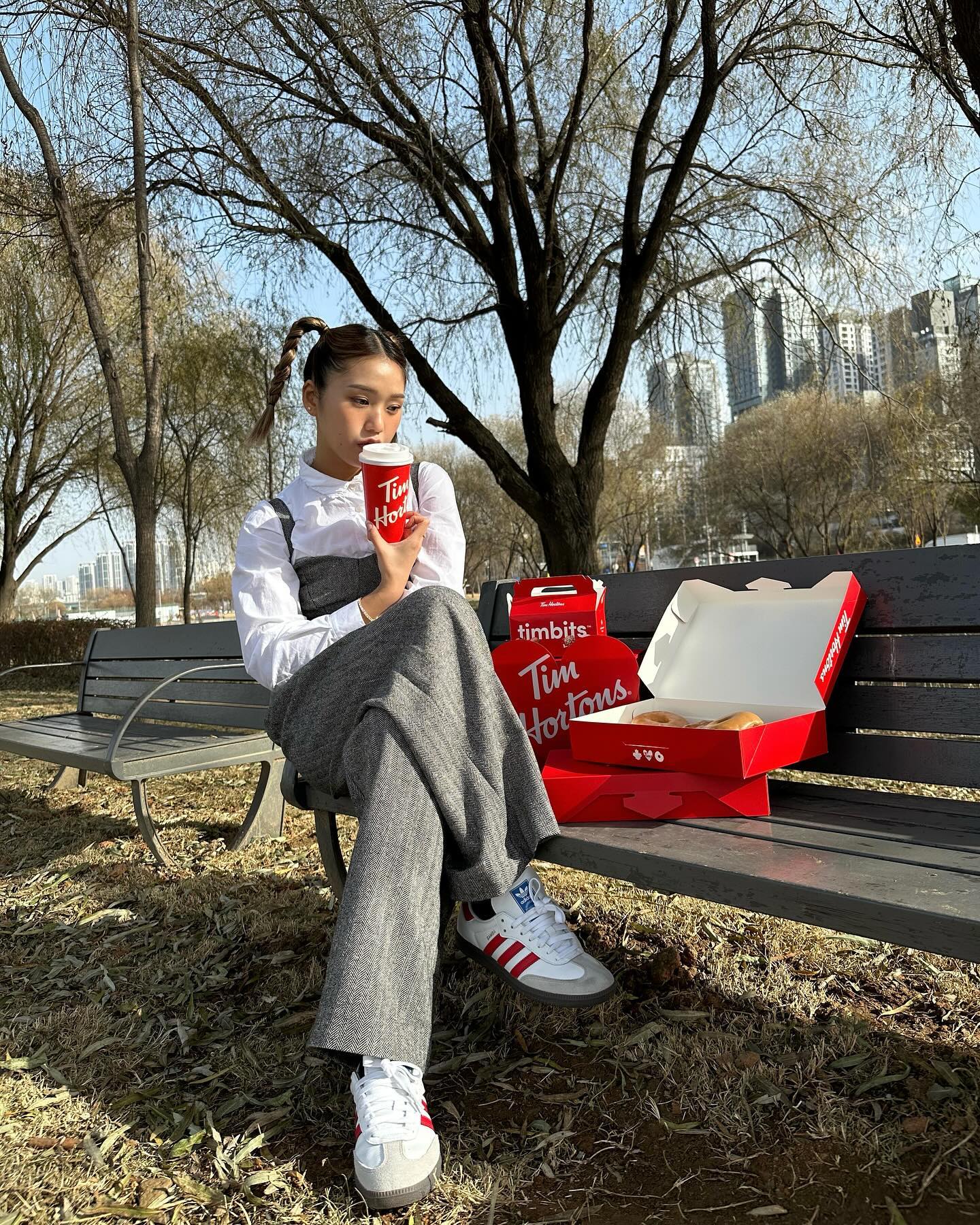 오마이걸 미미의 트렌디한 발끝👟
운동화 트렌드가 궁금하다면 미미 피드 속 신발을 주목하세요🙌🏻

1 . 아디다스 복서 호그 4 옐로우 블랙/화이트

2. 킨 유니크 샌들 블랙

3. 오니츠카타이거 멕시코 66 GDX NM 블랙

4. 아디다스 삼바 화이트 원더 클레이

5. 뉴발란스 990v6 블랙 화이트

6. 아디다스 스피덱스 18 화이트

7. 아디다스 삼바 OG 화이트 베러 스칼렛 이미지7