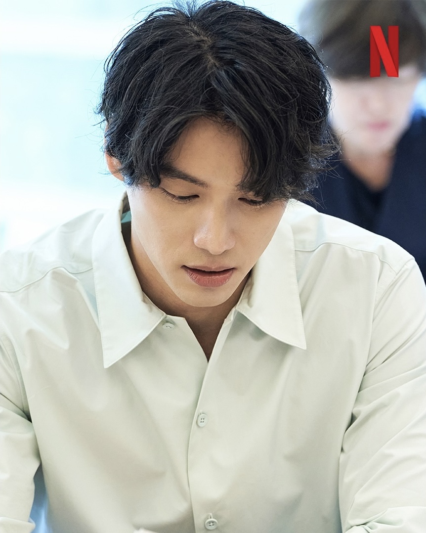 김선호랑 고윤정이라니👩🏻‍❤️‍👨🏻벌써 설레

김선호와 고윤정이 로맨스 드라마 ‘이 사랑 통역 되나요?’에서 호흡을 맞춥니다. 넷플릭스는 오늘(27일) 제작을 확정하고 캐스팅을 공개했는데요. 김선호는 다중 언어 통역사 ‘주호진’을, 고윤정은 글로벌 톱스타 ‘차무희’역을 맡았습니다. 한편, ‘환혼’. ‘호텔 델루나’, ‘최고의 사랑’, ‘주군의 태양’등을 집필한 홍자매와 ‘붉은 단심’등을 연출한 유영은 감독이 만나 더욱 기대를 모으고 있습니다. 이미지6