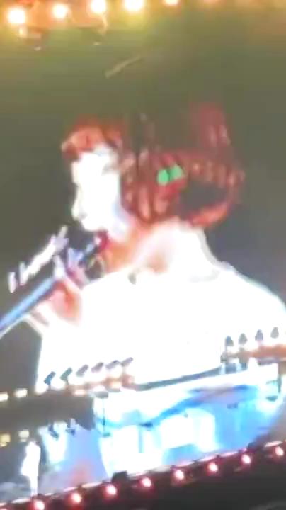 하니가 불러주는 푸른 산호초🩵

하니가 커버한 ‘푸른 산호초’ 영상이 온라인 커뮤니티에서 화제가 되고 있습니다. 하니는 어제(26일) 열린 ‘버니즈 캠프 도쿄돔’에서 ‘푸른 산호초’를 솔로로 불렀는데요. 이 노래는 1980년대 발매된 일본 가수 마츠다 세이코의 대표곡으로, 엄청난 히트를 치며 일본 레코드 대상 신인상과 일본 가요 대상 방송 신인상을 수상하는 등 당대 최고의 아이돌로 통하게 됐죠. 약 44년이 지난 하니가 마츠다 세이코를 떠올리게 하는 헤어스타일을 하고, 안무도 똑같이 재현해 감탄을 자아냈습니다. 이미지