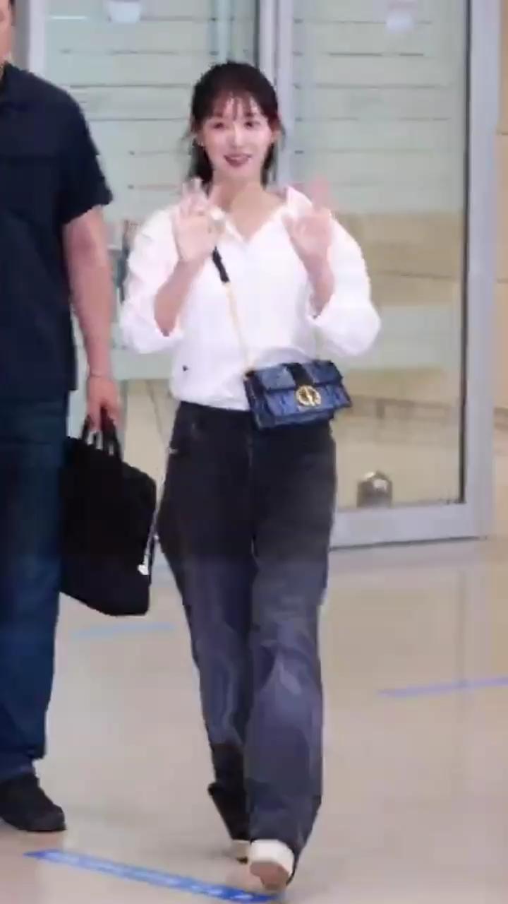 애교 넘치는 김지원🤍러블리해
그녀의 공항패션 데님 픽은 흑청☑️ 디올 스타일링도 찰떡이야

1. 디올 - 세일러 칼라 블라우스 화이트 코튼 포플린, 330만 원.

2. 디올 - 스트레이트 핏 진 블랙 스톤워싱 스트레치 코튼 데님, 230만 원.

3. 디올 - 30 몽테인 이스트-웨스트 체인백 블루 데님 디올 오블리크 자카드, 470만 원.

4. 디올 - 로즈 드 방 목걸이 화이트골드 & 다이아몬드, 자개, 340만 원.

4. 디올 - D-Doll 웨지힐 펌프스 블랙 스웨이드 송아지 가죽, 139만 원. 이미지