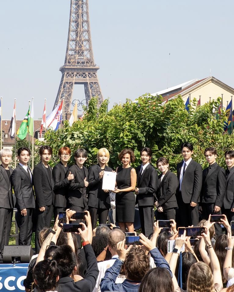 유네스코 청년 친선대사🖤세븐틴

세븐틴이 케이팝 아티스트 최초 유네스코 청년 친선대사로 임명됐습니다. 세븐틴은 어제(26일) 프랑스 파리 유네스코 본부에서 열린 유네스코 청년 친선대사에 참석했는데요. 리더 에스쿱스가 멤버들을 대표해 임명장을 받았고, 조슈아가 영어로 약 10분간 연설을 펼쳤습니다. 유네스코가 자신들의 우선순위 그룹인 청년을 위해 친선대사를 위촉하는 사례는 이번이 처음인데요. 전 세계 청년들을 위해 100만 달러를 기부하며 유네스코 청년 친선대사로서 첫 활동을 시작했습니다. 이미지3