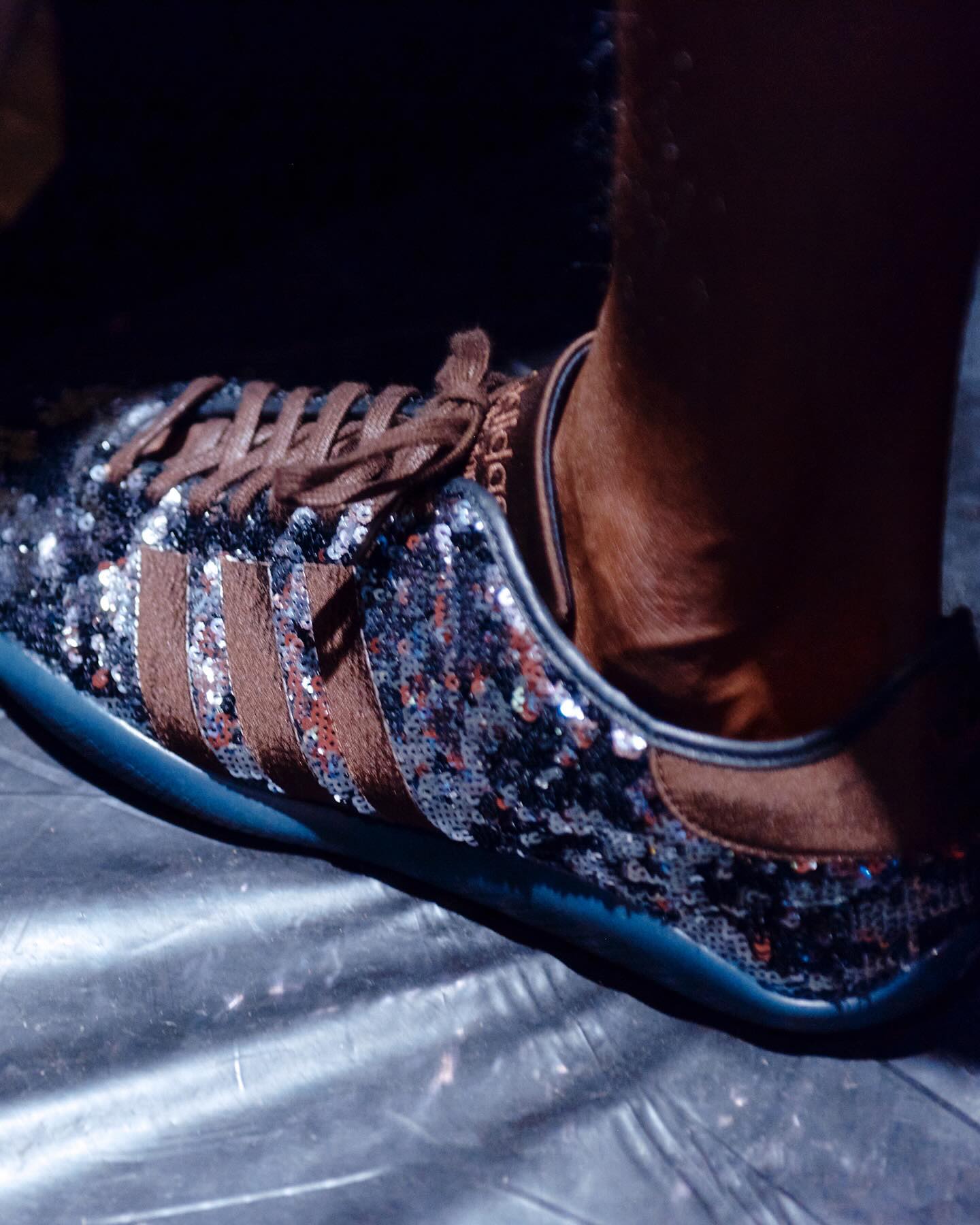 웨일스보너x아디다스 2025🔥
파리 패션위크 런웨이에 등장한 스니커즈들👟🇫🇷 이미지