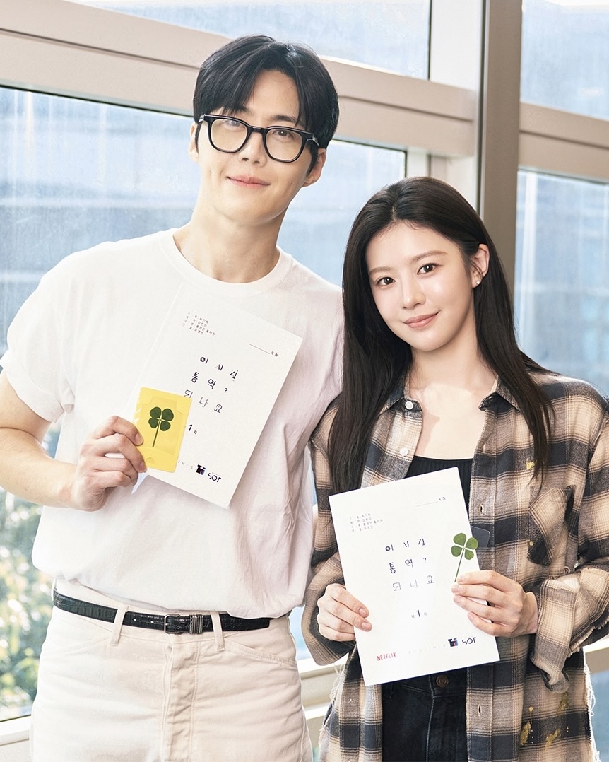 김선호랑 고윤정이라니👩🏻‍❤️‍👨🏻벌써 설레

김선호와 고윤정이 로맨스 드라마 ‘이 사랑 통역 되나요?’에서 호흡을 맞춥니다. 넷플릭스는 오늘(27일) 제작을 확정하고 캐스팅을 공개했는데요. 김선호는 다중 언어 통역사 ‘주호진’을, 고윤정은 글로벌 톱스타 ‘차무희’역을 맡았습니다. 한편, ‘환혼’. ‘호텔 델루나’, ‘최고의 사랑’, ‘주군의 태양’등을 집필한 홍자매와 ‘붉은 단심’등을 연출한 유영은 감독이 만나 더욱 기대를 모으고 있습니다. 이미지