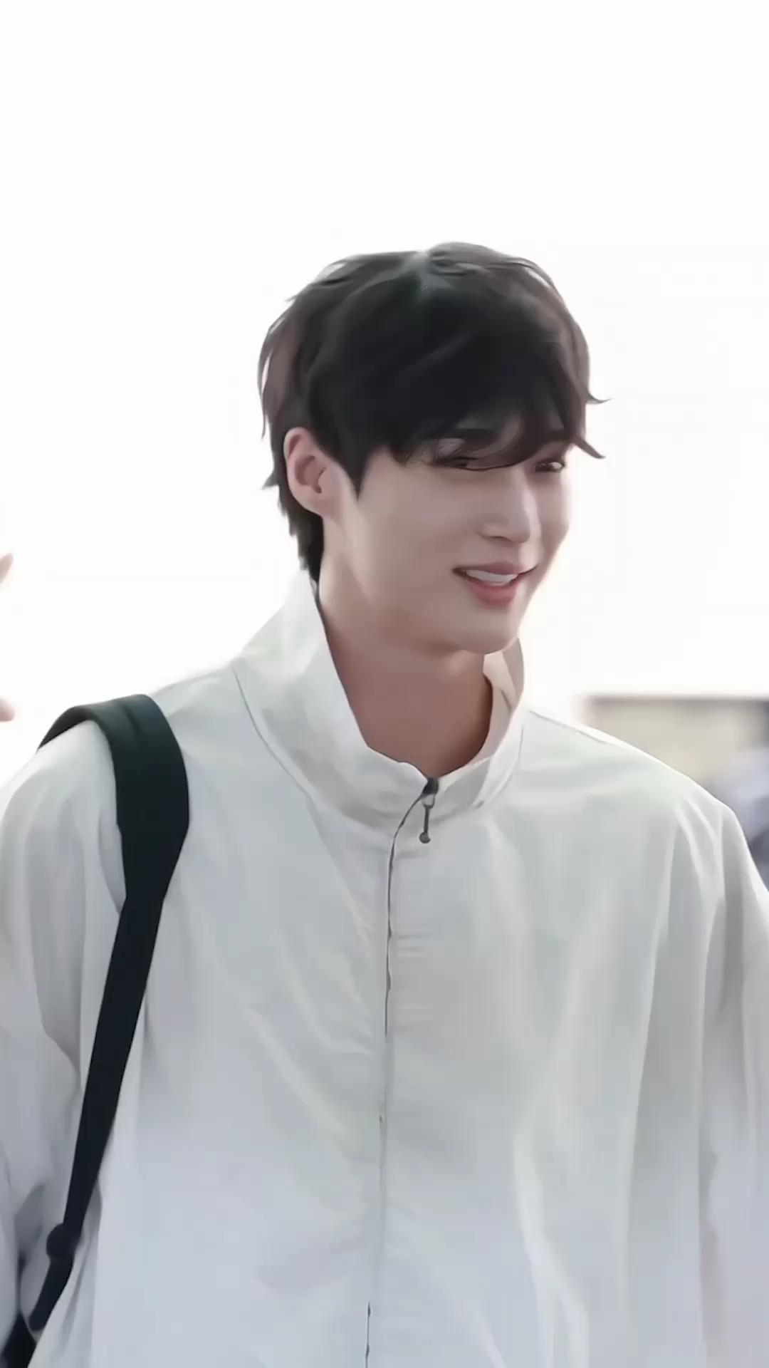 훈훈한 내 체대 남친님이야🤍
변우석의 화이트 바람막이와 카고팬츠✔️👊공항 패션룩 이미지