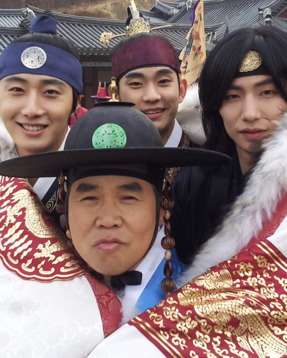 추억의 해품달 너무 오랜만이야🥹

2012년 방영된 추억의 드라마 ‘해를 품은 달’ 비하인드 컷이 12년 만에 공개됐습니다. 정은표는 오늘(27일) 자신의 인스타그램을 통해 “오래전 사진첩 정리하다 발견한 보물같은 사진들”이라는 글과 함께 다수의 사진을 게재했는데요. 공개된 사진 속에는 ’해를 품은 달’에서 함께 호흡을 맞췄던 김수현과 여진구, 한가인, 정일우를 비롯해 다양한 배우들의 모습이 담겨 반가운 추억을 불러일으켰습니다. 이미지