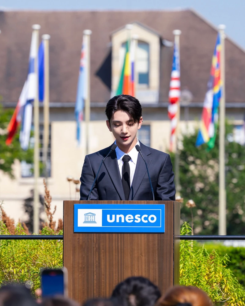 유네스코 청년 친선대사🖤세븐틴
세븐틴이 케이팝 아티스트 최초 유네스코 청년 친선대사로 임명됐습니다. 세븐틴은 어제(26일) 프랑스 파리 유네스코 본부에서 열린 유네스코 청년 친선대사에 참석했는데요. 리더 에스쿱스가 멤버들을 대표해 임명장을 받았고, 조슈아가 영어로 약 10분간 연설을 펼쳤습니다. 유네스코가 자신들의 우선순위 그룹인 청년을 위해 친선대사를 위촉하는 사례는 이번이 처음인데요. 전 세계 청년들을 위해 100만 달러를 기부하며 유네스코 청년 친선대사로서 첫 활동을 시작했습니다. 이미지2
