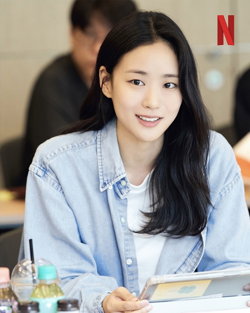 김선호랑 고윤정이라니👩🏻‍❤️‍👨🏻벌써 설레

김선호와 고윤정이 로맨스 드라마 ‘이 사랑 통역 되나요?’에서 호흡을 맞춥니다. 넷플릭스는 오늘(27일) 제작을 확정하고 캐스팅을 공개했는데요. 김선호는 다중 언어 통역사 ‘주호진’을, 고윤정은 글로벌 톱스타 ‘차무희’역을 맡았습니다. 한편, ‘환혼’. ‘호텔 델루나’, ‘최고의 사랑’, ‘주군의 태양’등을 집필한 홍자매와 ‘붉은 단심’등을 연출한 유영은 감독이 만나 더욱 기대를 모으고 있습니다. 이미지5