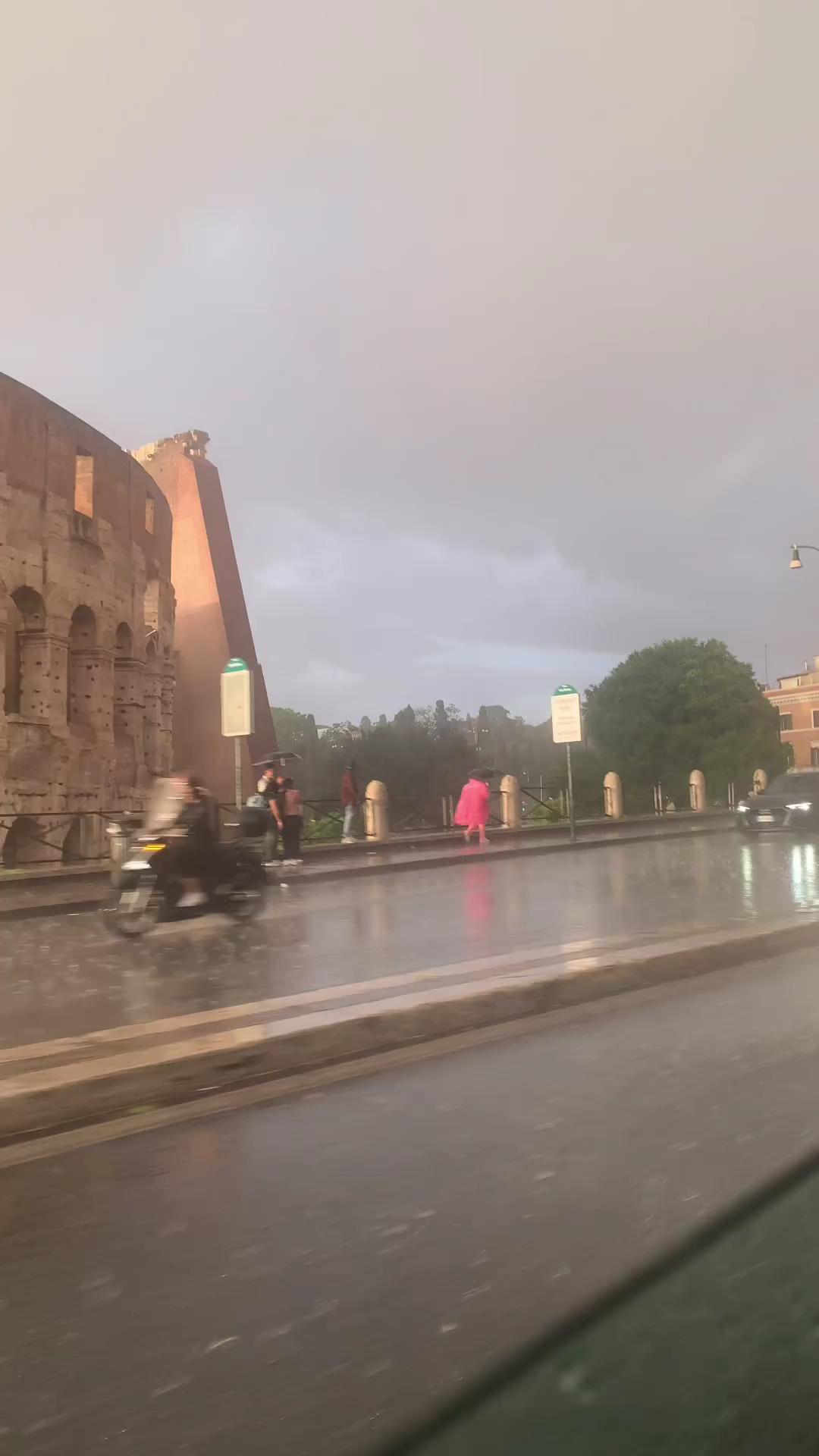 비가 와도 포기 못하는 오픈카☔️🚘 이미지