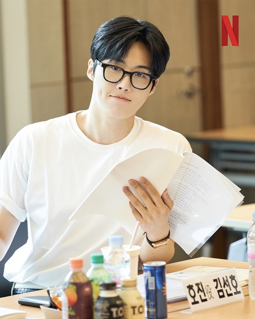 김선호랑 고윤정이라니👩🏻‍❤️‍👨🏻벌써 설레

김선호와 고윤정이 로맨스 드라마 ‘이 사랑 통역 되나요?’에서 호흡을 맞춥니다. 넷플릭스는 오늘(27일) 제작을 확정하고 캐스팅을 공개했는데요. 김선호는 다중 언어 통역사 ‘주호진’을, 고윤정은 글로벌 톱스타 ‘차무희’역을 맡았습니다. 한편, ‘환혼’. ‘호텔 델루나’, ‘최고의 사랑’, ‘주군의 태양’등을 집필한 홍자매와 ‘붉은 단심’등을 연출한 유영은 감독이 만나 더욱 기대를 모으고 있습니다. 이미지2