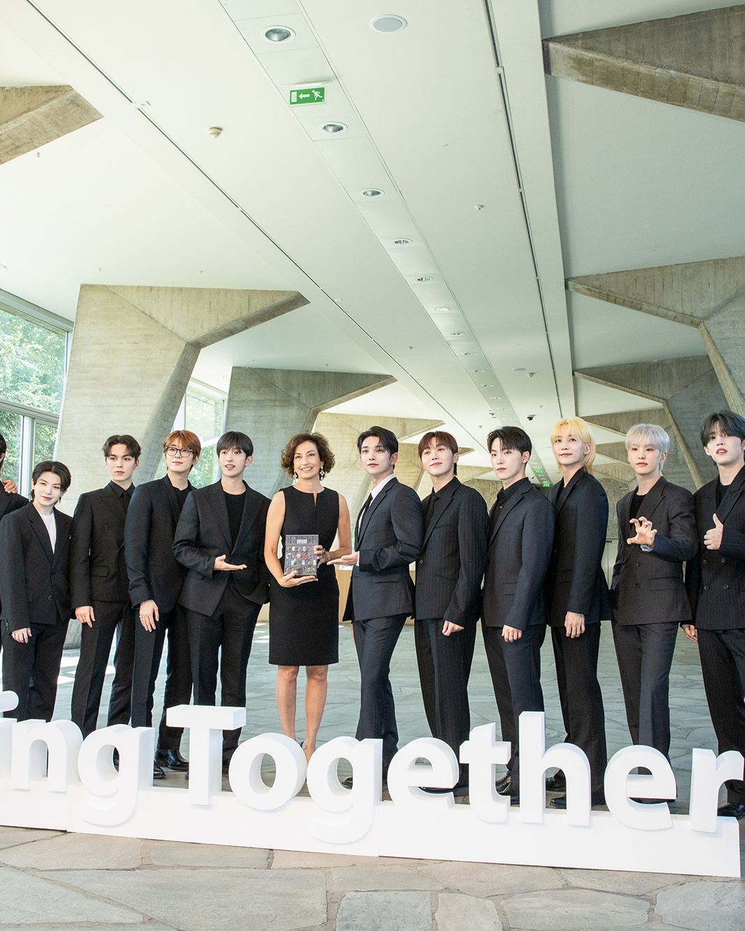 유네스코 청년 친선대사🖤세븐틴

세븐틴이 케이팝 아티스트 최초 유네스코 청년 친선대사로 임명됐습니다. 세븐틴은 어제(26일) 프랑스 파리 유네스코 본부에서 열린 유네스코 청년 친선대사에 참석했는데요. 리더 에스쿱스가 멤버들을 대표해 임명장을 받았고, 조슈아가 영어로 약 10분간 연설을 펼쳤습니다. 유네스코가 자신들의 우선순위 그룹인 청년을 위해 친선대사를 위촉하는 사례는 이번이 처음인데요. 전 세계 청년들을 위해 100만 달러를 기부하며 유네스코 청년 친선대사로서 첫 활동을 시작했습니다. 이미지4