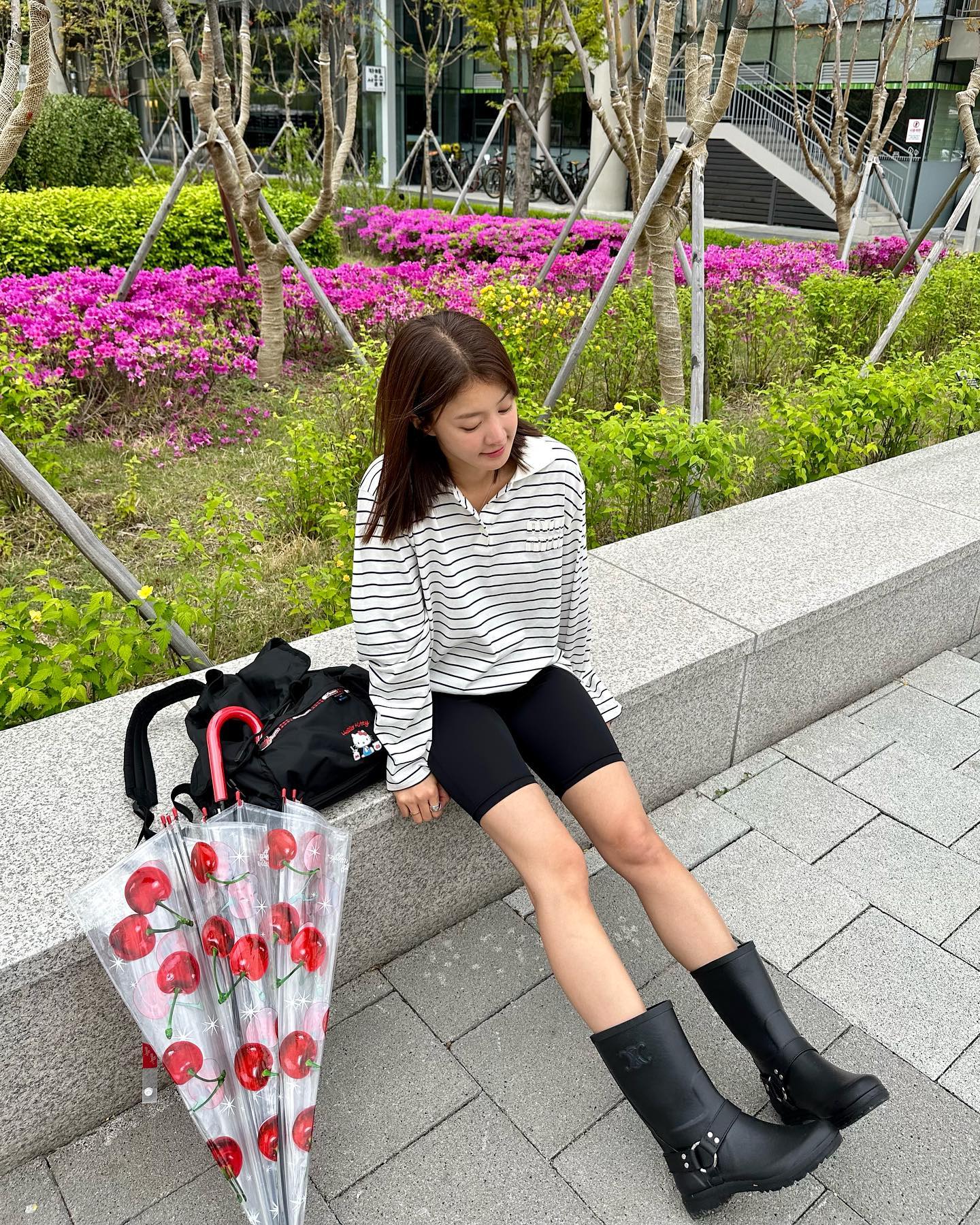 장마 곧 시작☔️레인부츠 @준비✨
비 오는 날 셀럽들의 코디 속 브랜드 별 레인부츠 리스트📖🌧️

1. 차정원, 레이: 샤넬

2. 이시영, 류이서: 셀린느

3. 미미, 김지영: 헌터

4. 이유미: 문스타  이미지