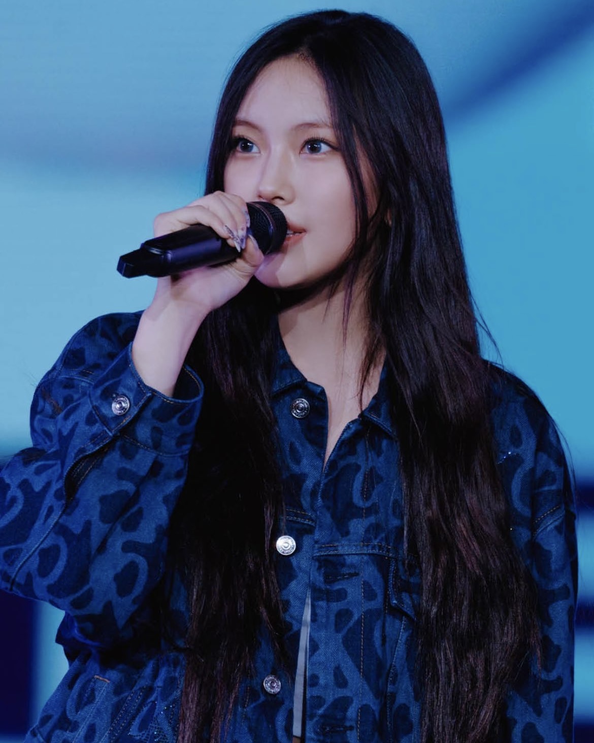 청량한 뉴진스 캘빈 데님룩💙

뉴진스가 지난 26일과 27일에 열린 뉴진스 팬미팅 ‘Bunnies Camp 2024 Tokyo Dome’에서 캘빈클라인의 특별한 의상을 선보였습니다. 캘빈클라인은 각 멤버들을 위해 ‘데님’을 주요 컨셉으로 5개의 의상을 제작했는데요. 캘빈클라인 모노그램 로고가 전체적으로 패턴화되어 있으며, 크리스탈 장식과 함께 캘빈클라인과 뉴진스의 특별 만남을 상징하는 로고 또한 각인되었습니다. 이미지
