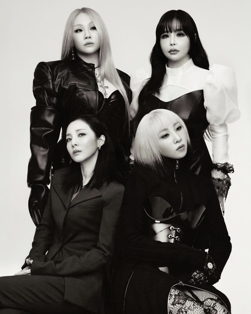 2NE1 완전체🖤온 국민이 기대중

지난 27일 2NE1과 YG 양현석 총괄 프로듀서의 공식적인 만남이 이뤄졌었죠. 8년 만에 만난 이들은 YG 신사옥에서 약 2시간에 걸쳐 미팅을 진행했는데요. YG 측은 "아직 구체적인 계획은 나오지 않았지만 2NE1에 대한 남다른 애정이 있는 양 총괄이 멤버들의 요청 사항을 전해 듣고 공감한 자리였던 터라 조만간 팬들에게 기쁜 소식을 전할 수 있기를 기대한다"고 전했습니다. 또한 산다라박은 오늘(28일) ‘두시탈출 컬투쇼’에 출연해 “지금으로선 드릴 말씀이 없다. 투애니원 왕팬으로서 좋은 소식이 있었으면 하는 바람이다. 저도 기대하고 있다”라며 말을 아끼는 모습을 보였는데요. 과연 2NE1이 N번째 컴백설을 마치고 팬들 앞에 완전체로 모습을 드러낼지 관심과 이목이 집중되고 있습니다. 이미지